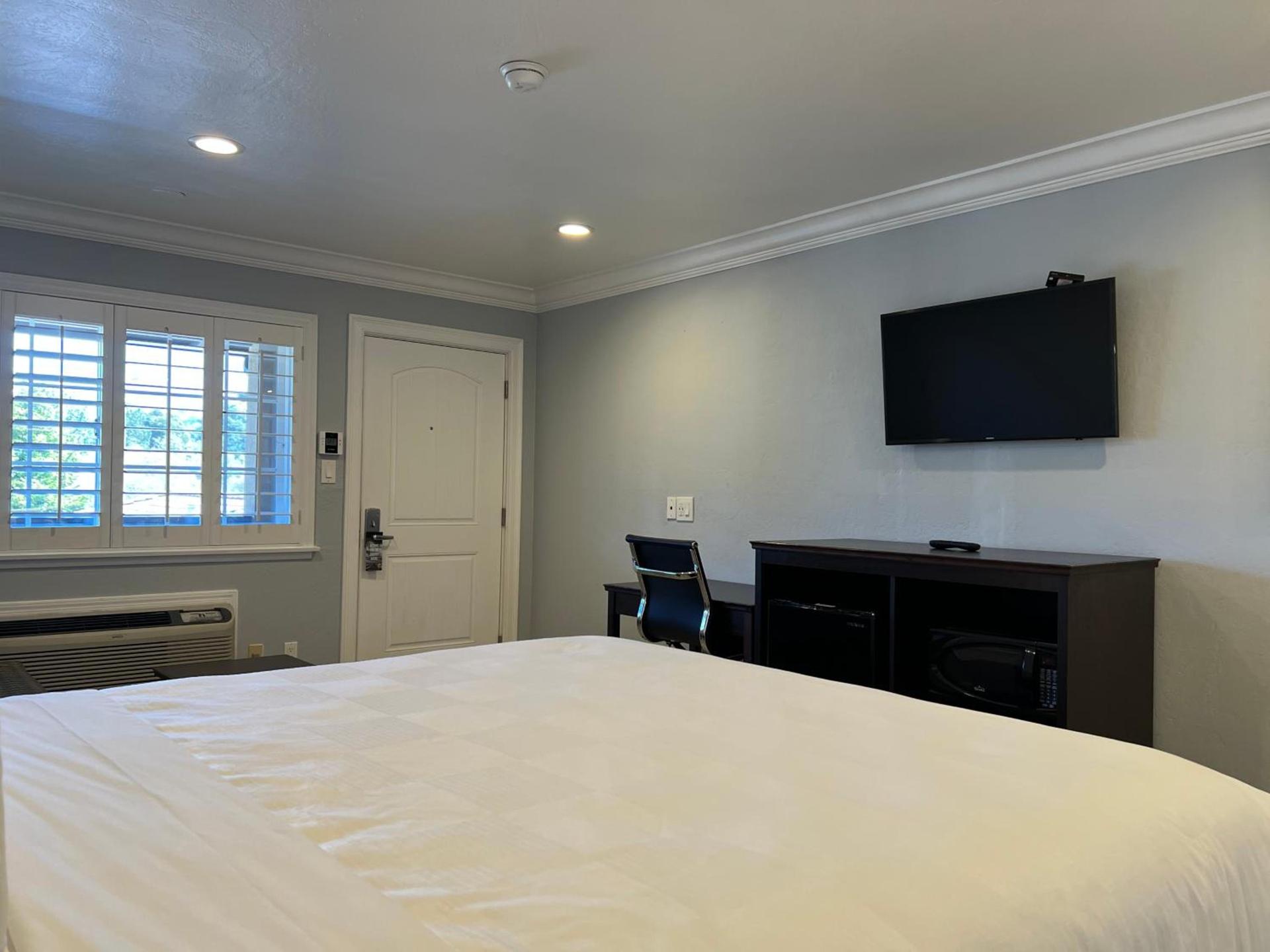 Aura Inn Monterey photo 87