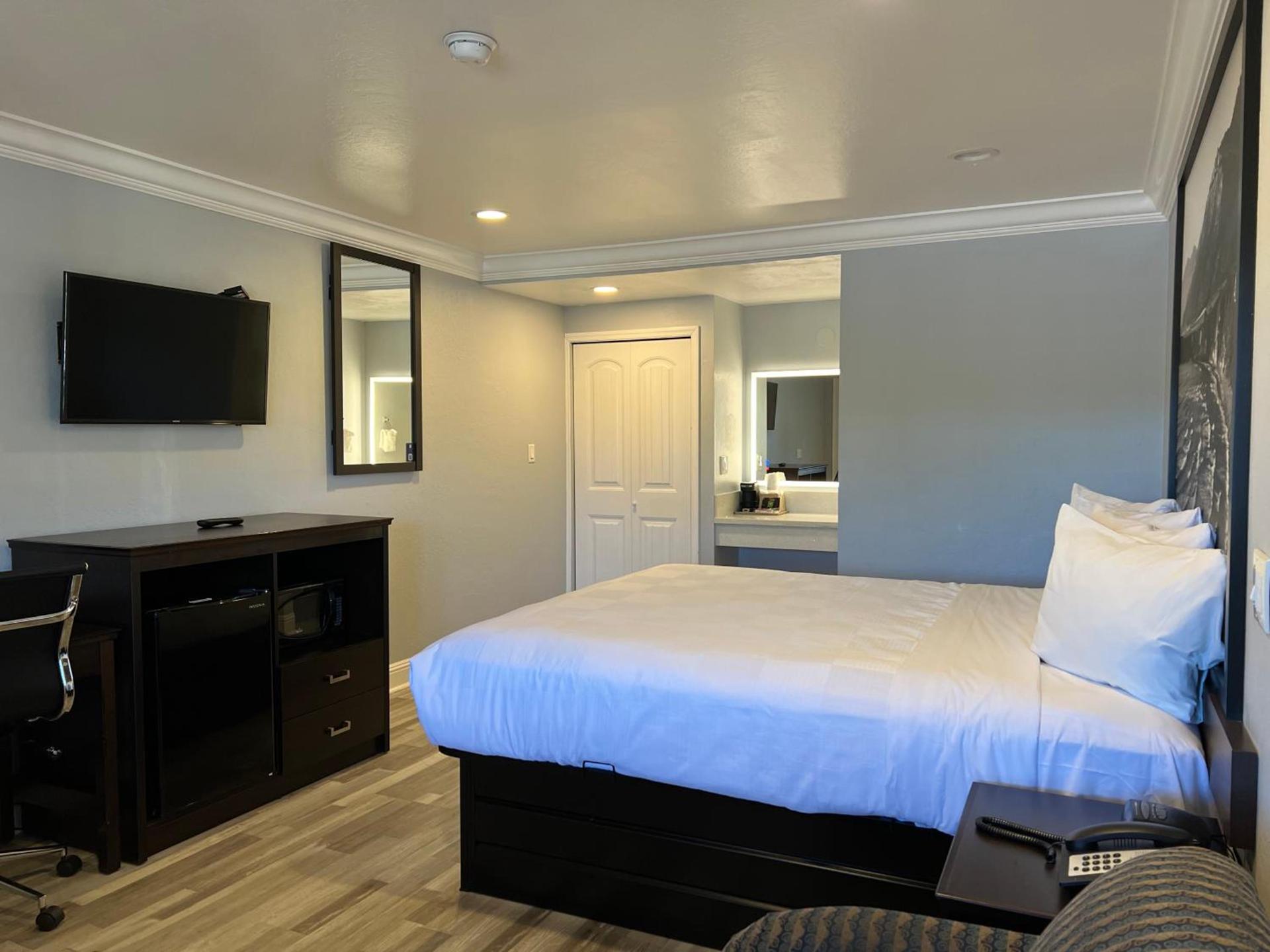 Aura Inn Monterey photo 71