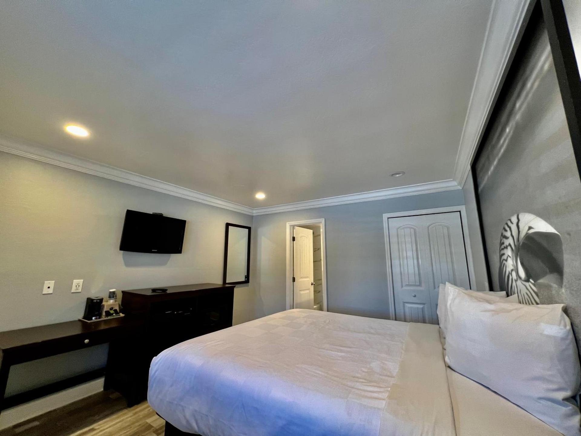 Aura Inn Monterey photo 84