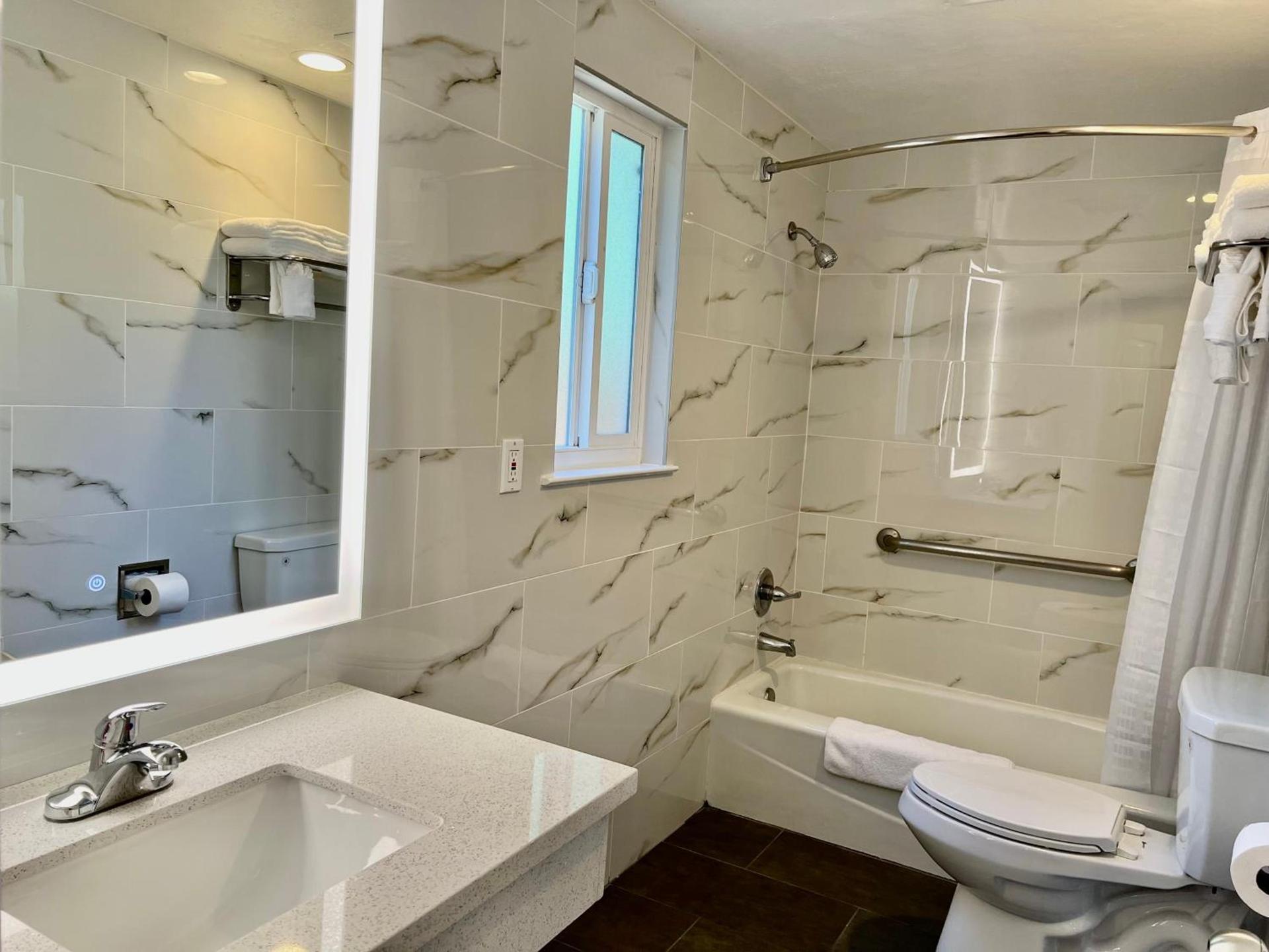Aura Inn Monterey photo 83