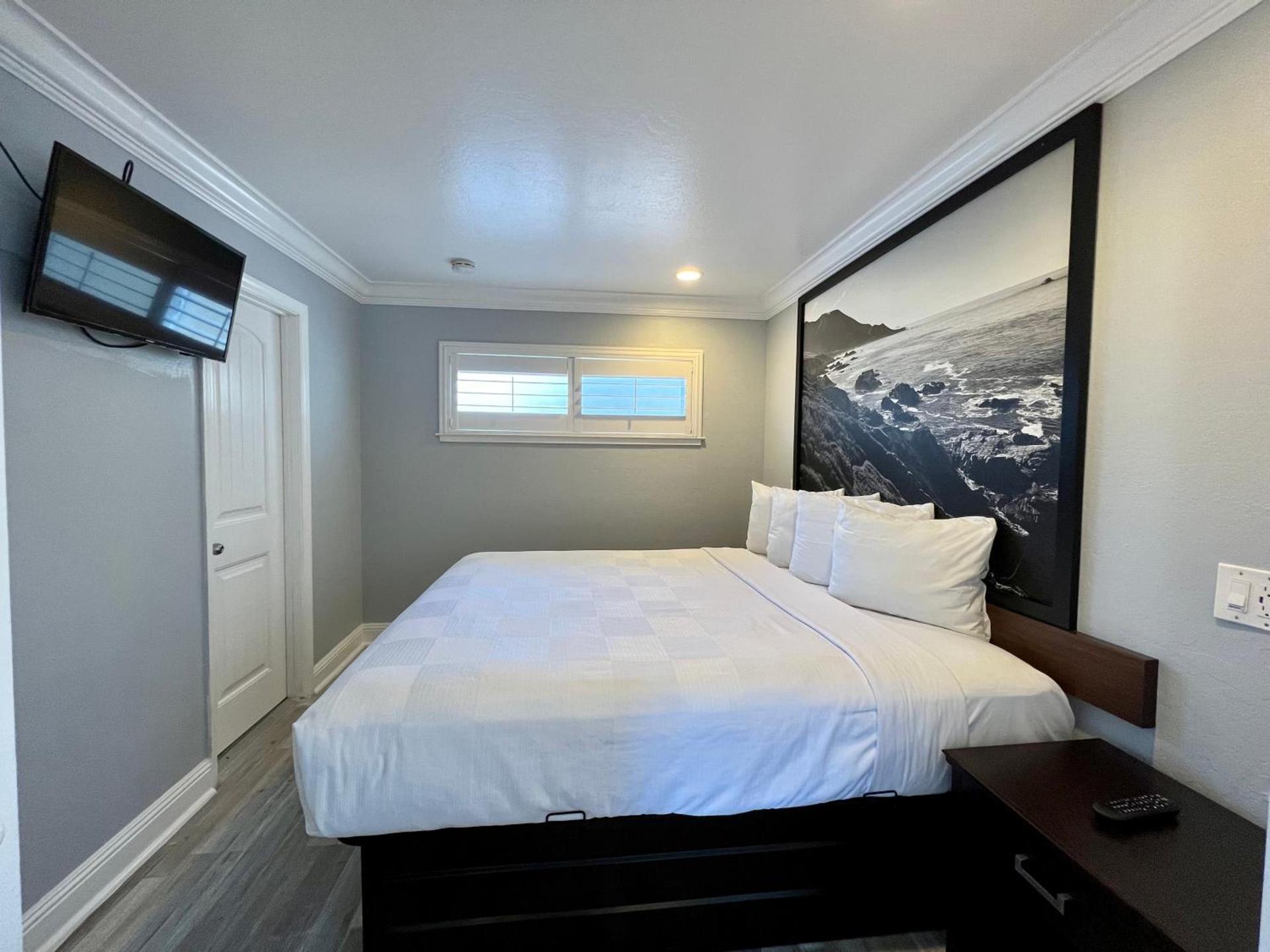 Aura Inn Monterey photo 81
