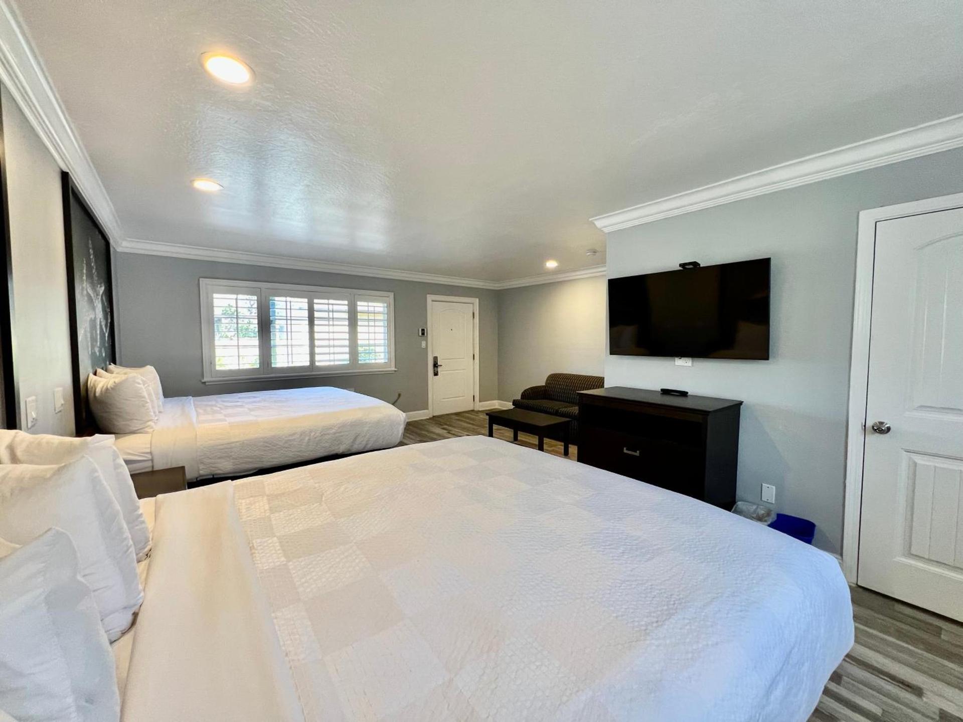 Aura Inn Monterey photo 80