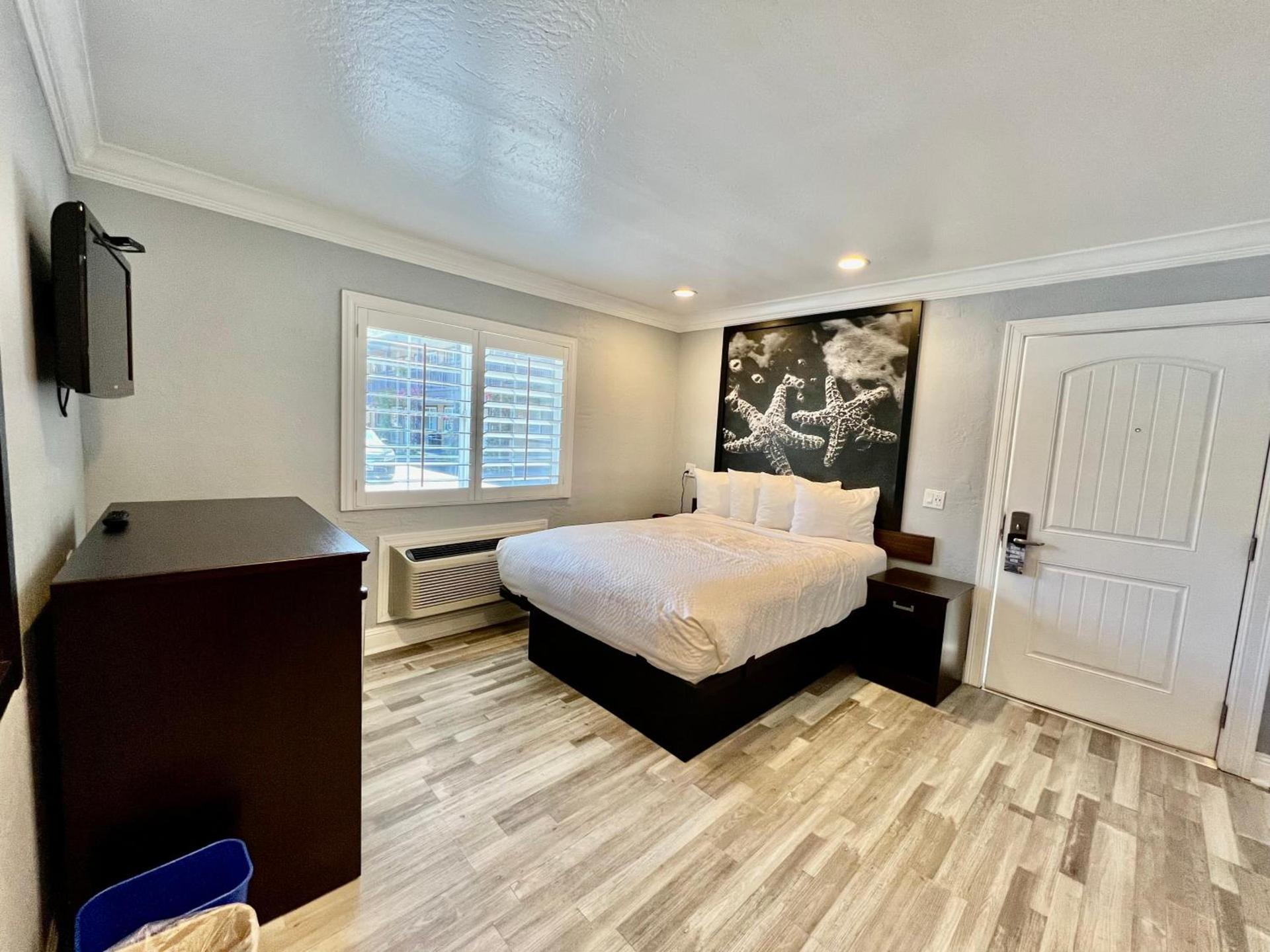 Aura Inn Monterey photo 100