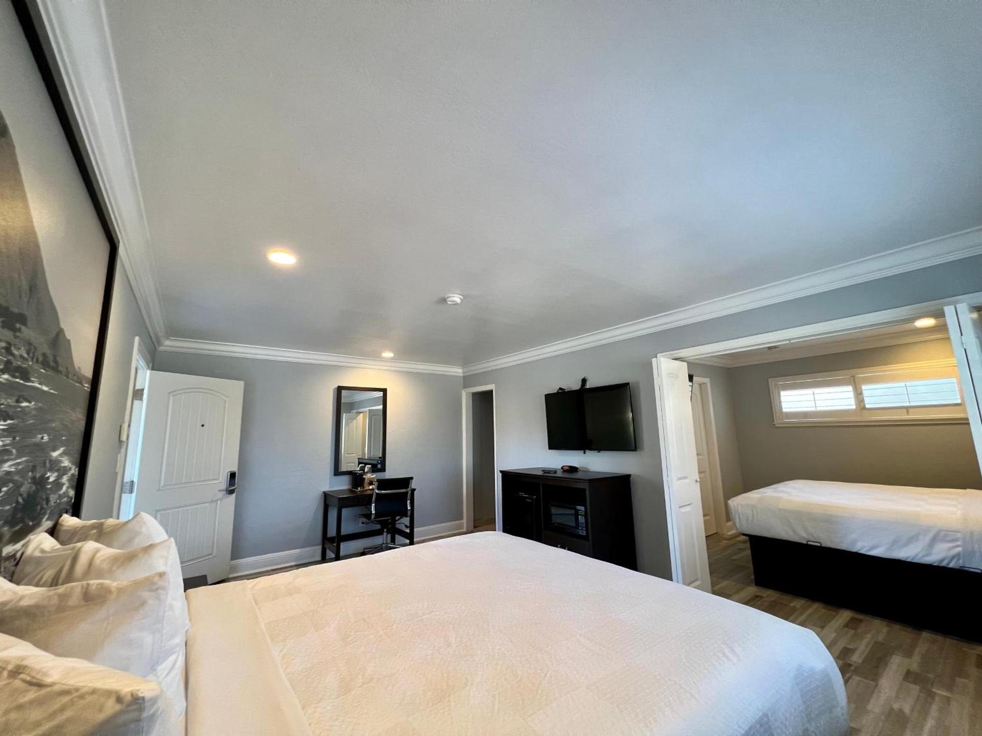 Aura Inn Monterey photo 99