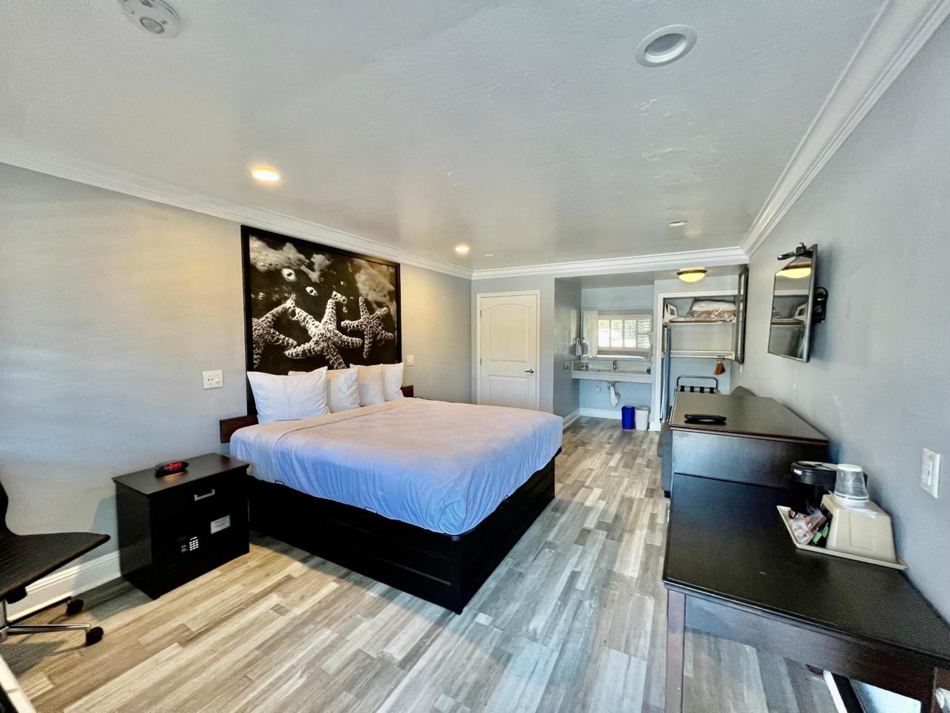 Aura Inn Monterey photo 98