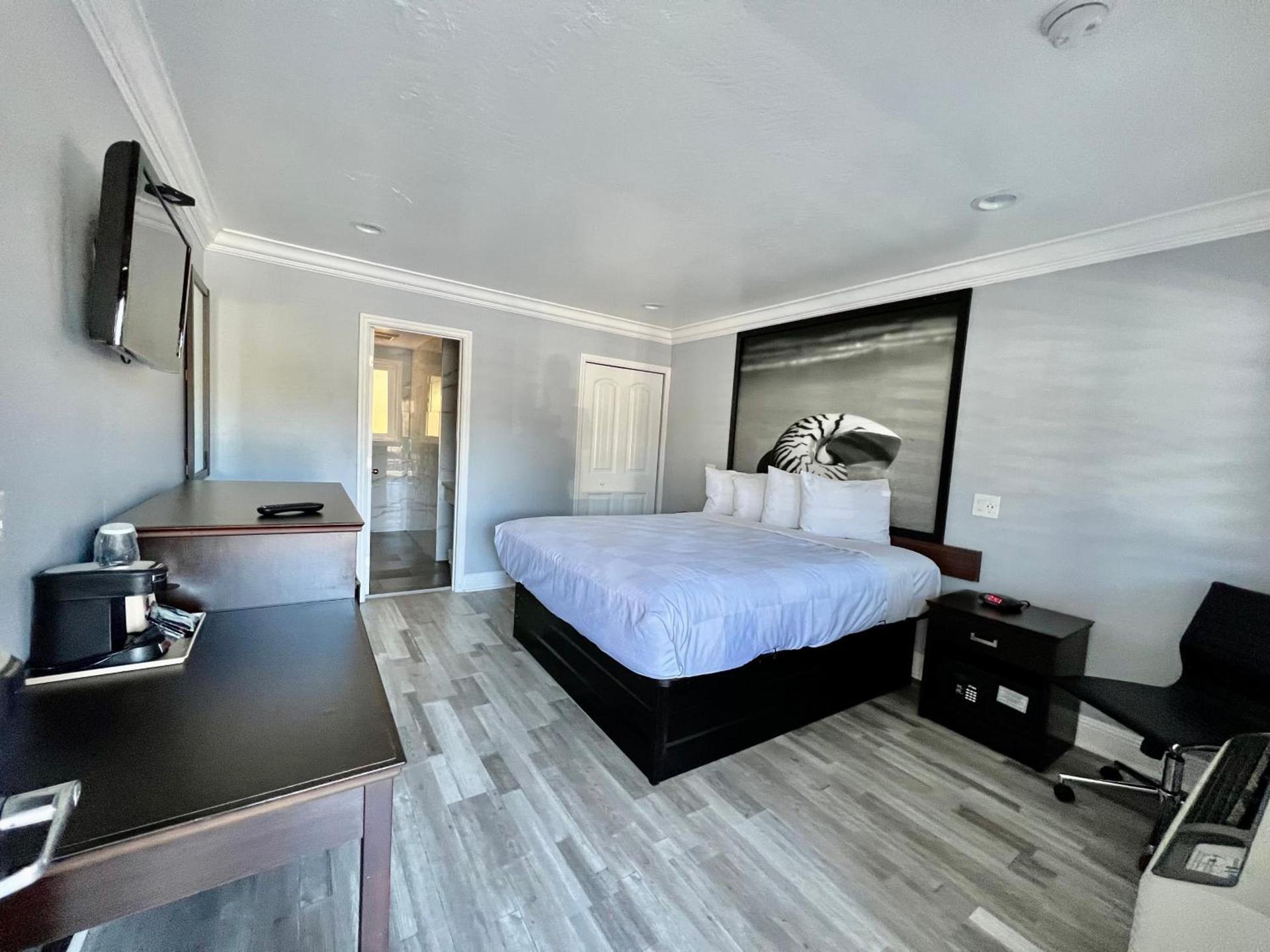 Aura Inn Monterey photo 97