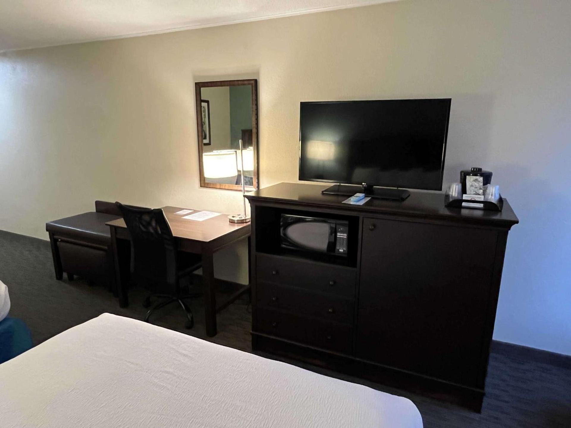 Quality Inn & Suites photo 7