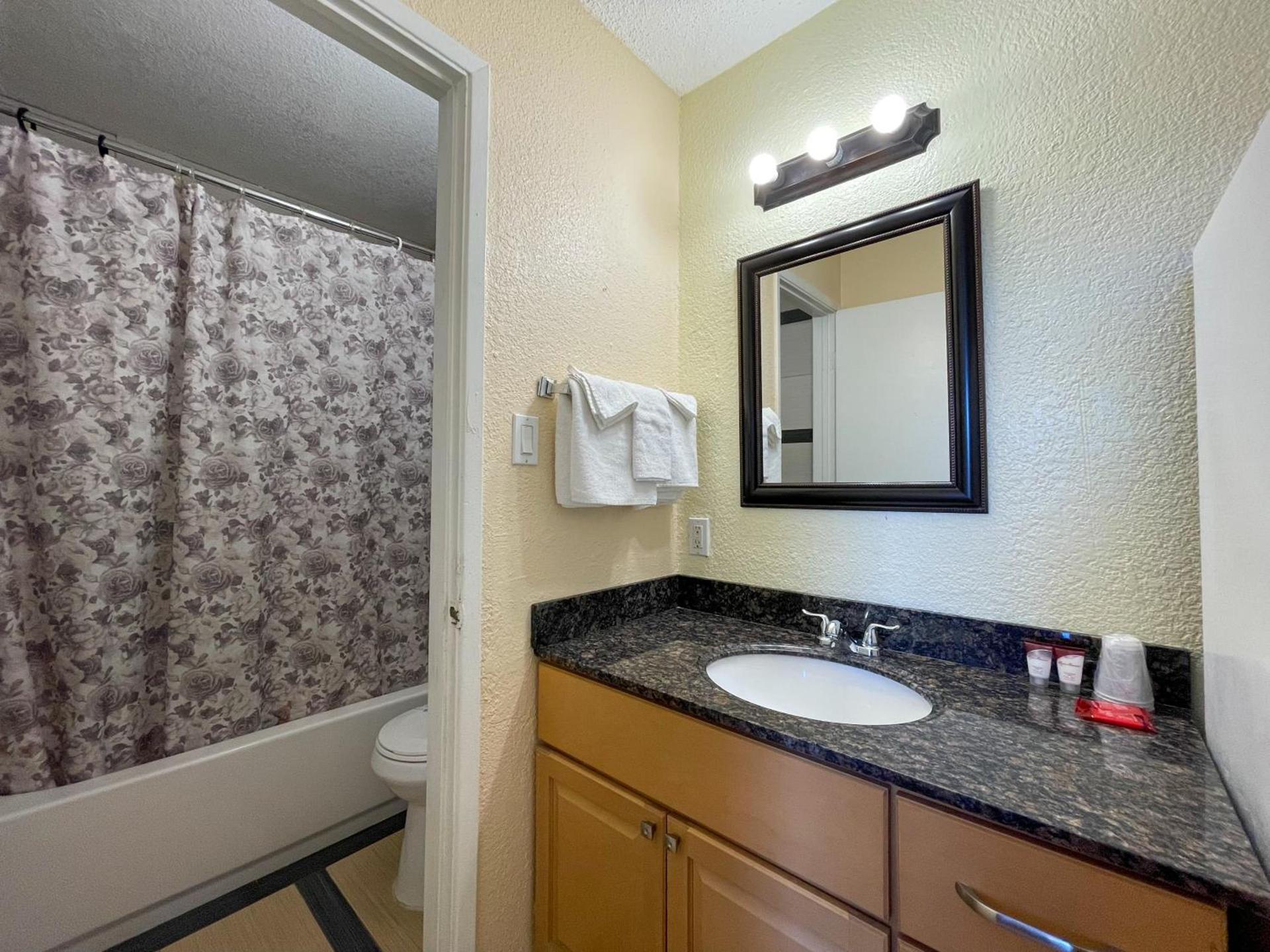 Motel 7 - Near Six Flags, Vallejo - Napa Valley photo 17