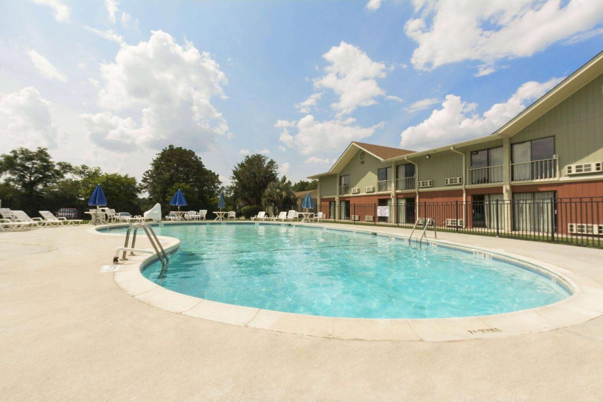 Howard Johnson by Wyndham Beaufort/Parris Island photo 5