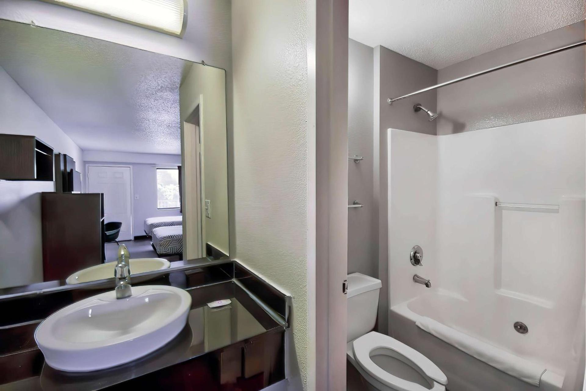 Motel 6-Warren, MI - Detroit East photo 16