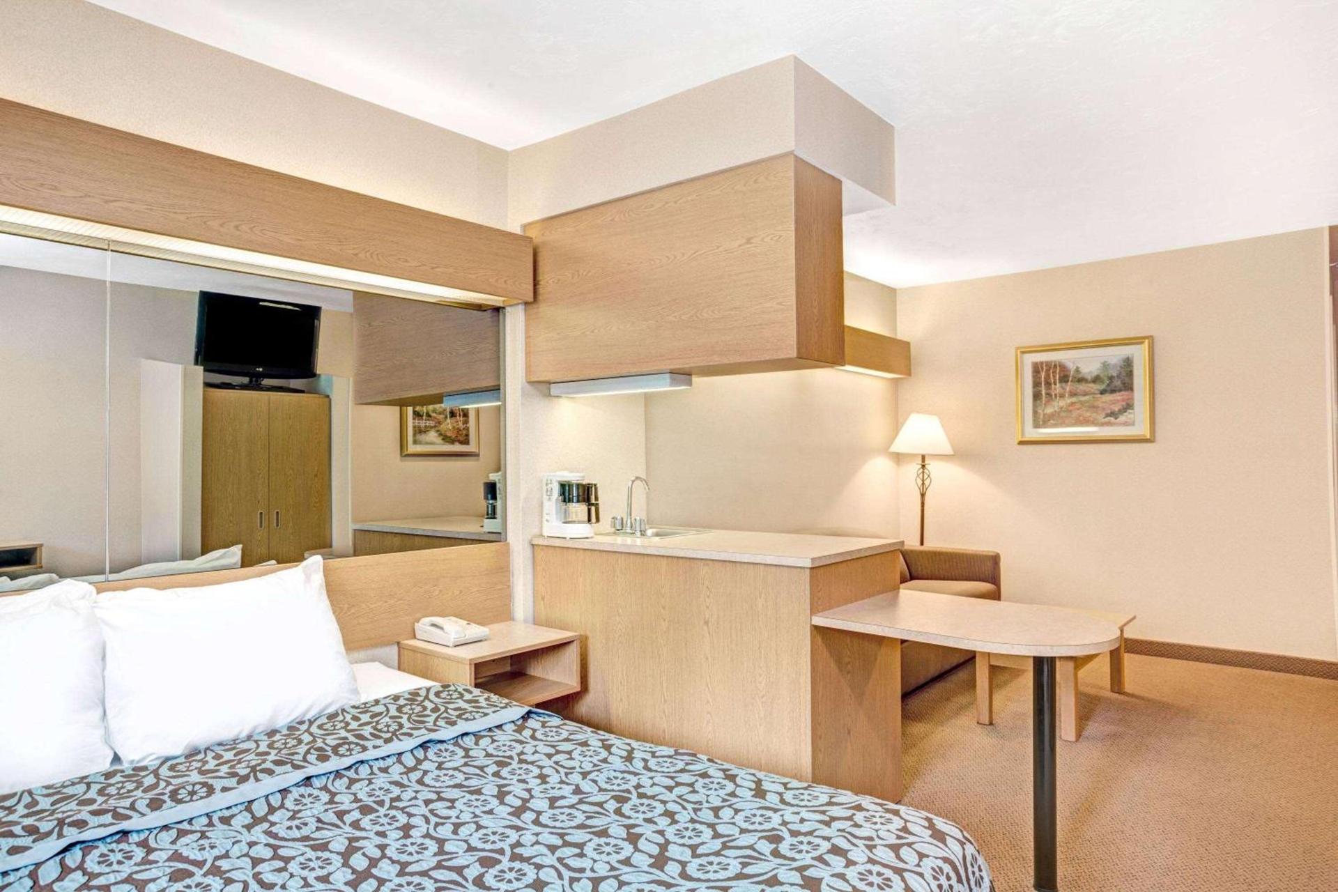 Days Inn by Wyndham Sturbridge photo 6