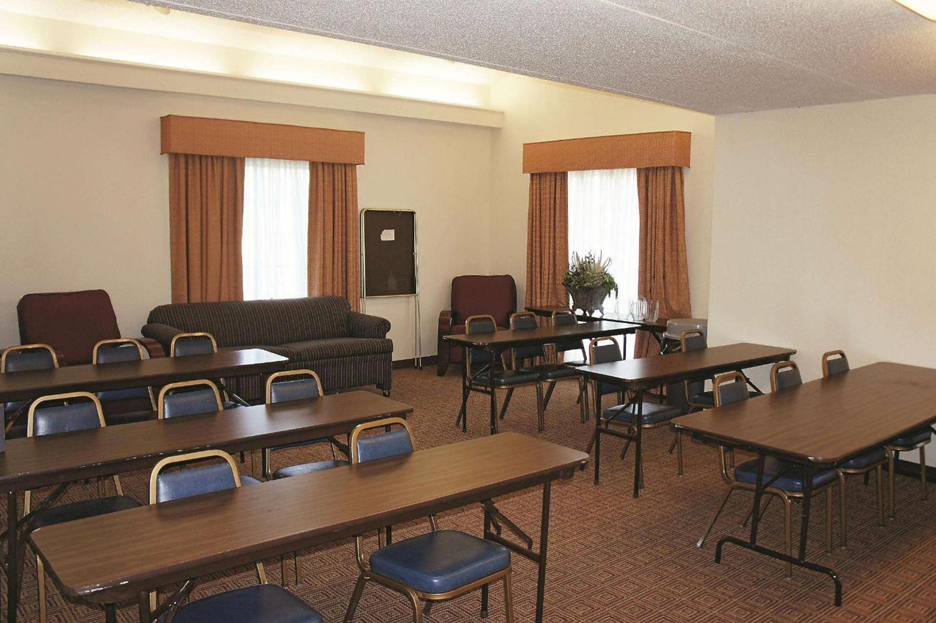 Econo Lodge Augusta North - Washington Road photo 6