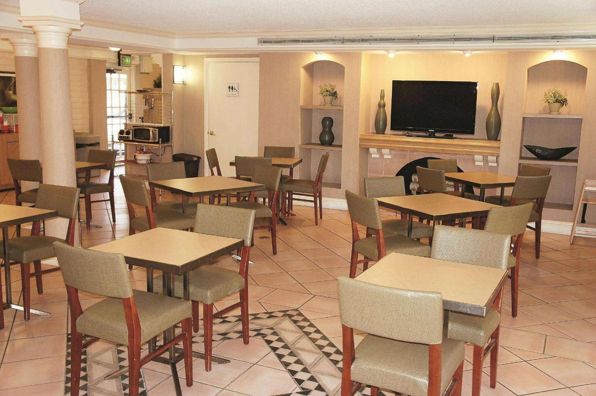 Econo Lodge Augusta North - Washington Road photo 5