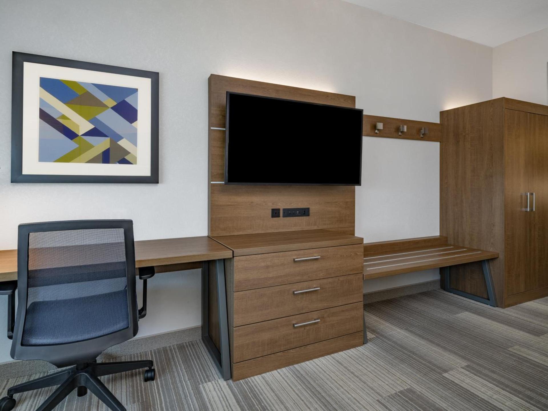 Holiday Inn Express & Suites - Ruskin by IHG photo 11