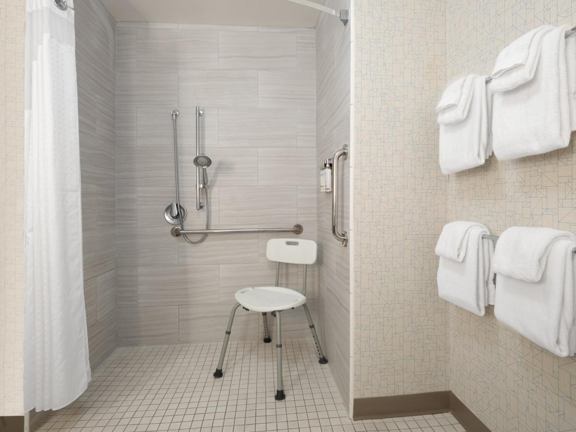 Holiday Inn Express & Suites - Ruskin by IHG photo 16