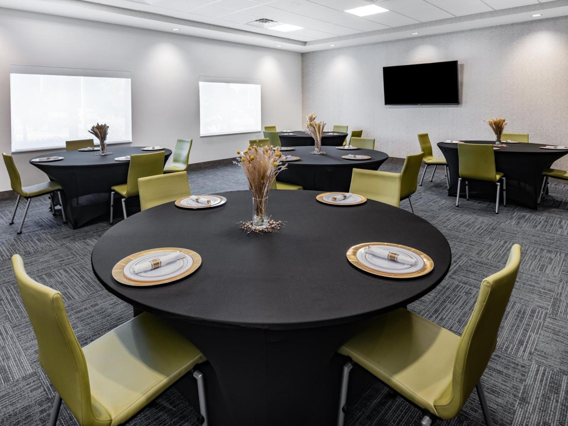 Holiday Inn Express & Suites - Ruskin by IHG photo 20