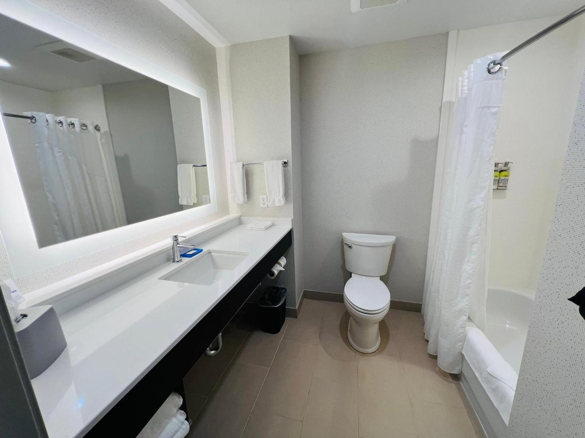 Holiday Inn Express & Suites Salinas by IHG photo 14