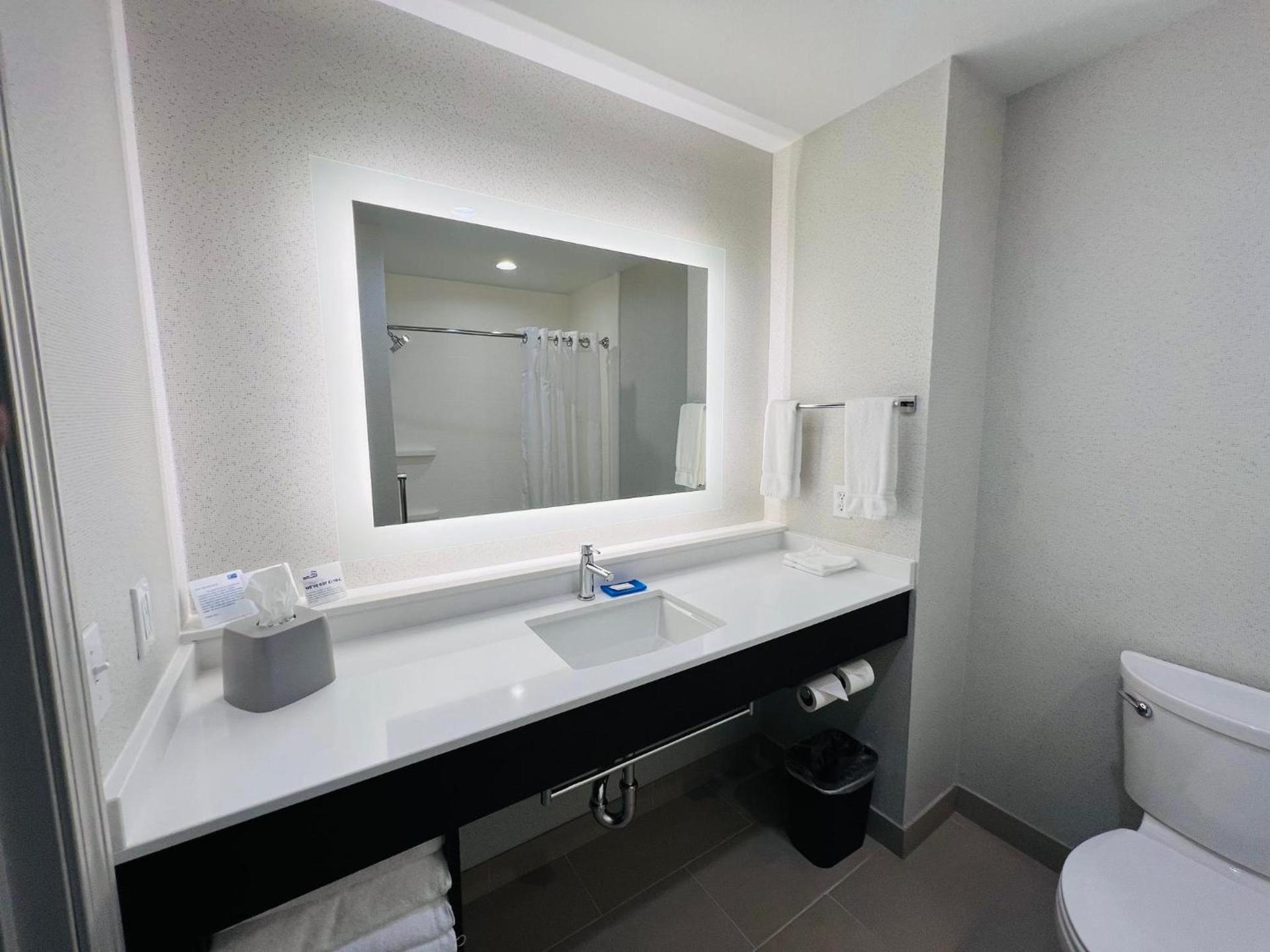 Holiday Inn Express & Suites Salinas by IHG photo 12