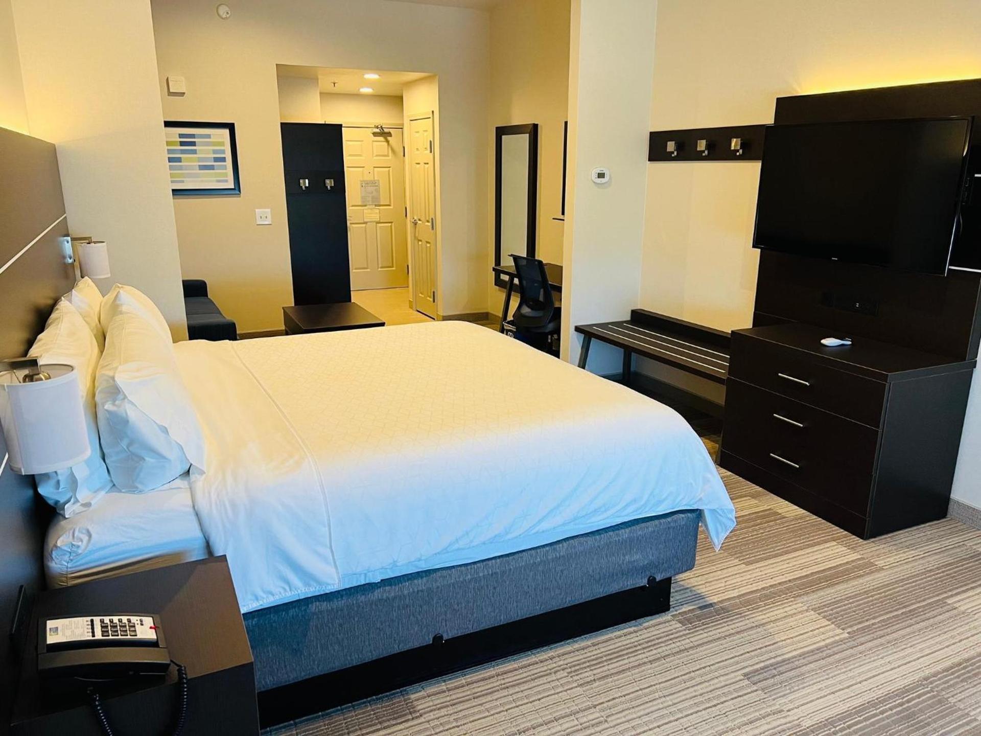 Holiday Inn Express & Suites Salinas by IHG photo 21
