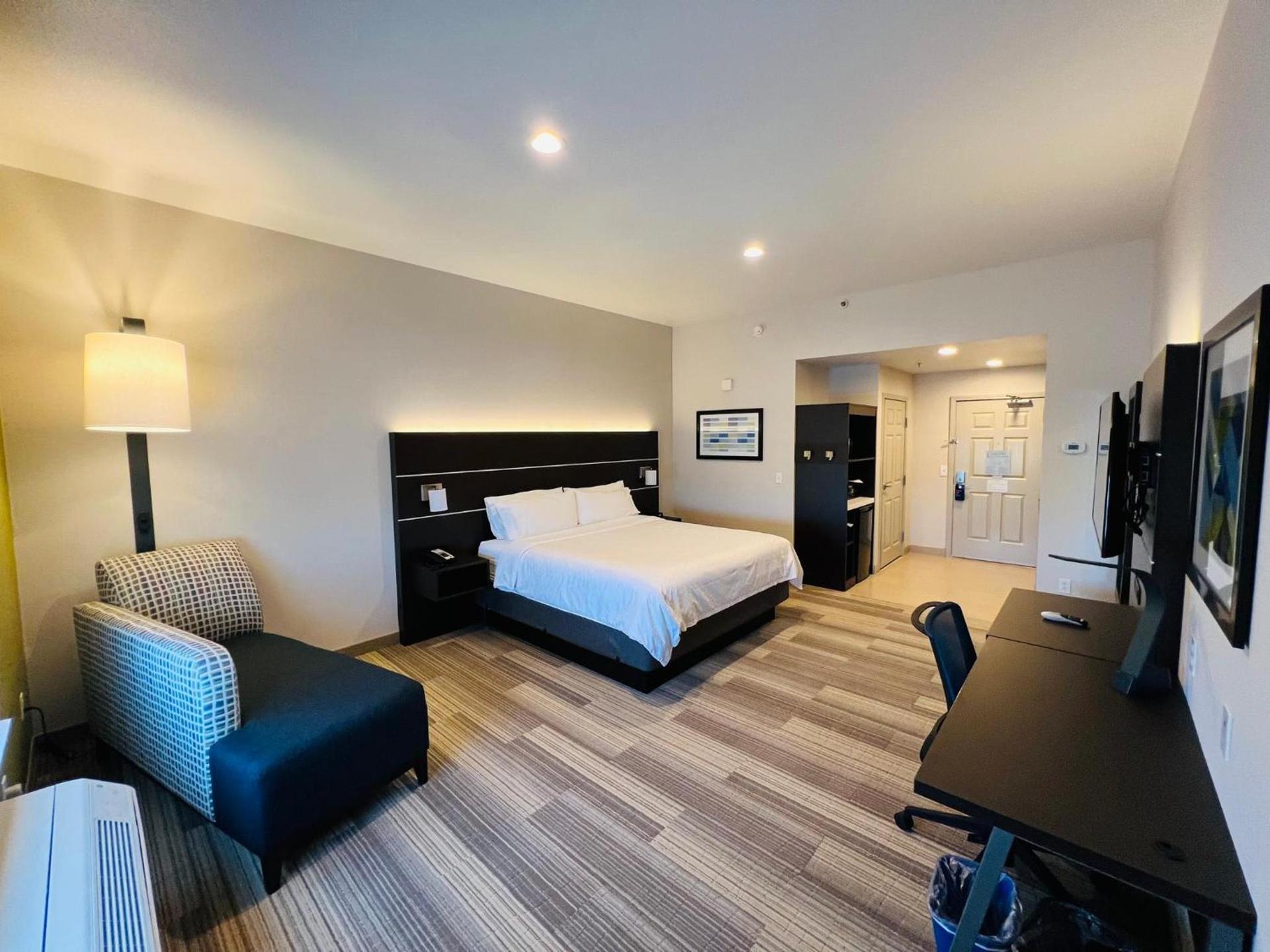 Holiday Inn Express & Suites Salinas by IHG photo 17