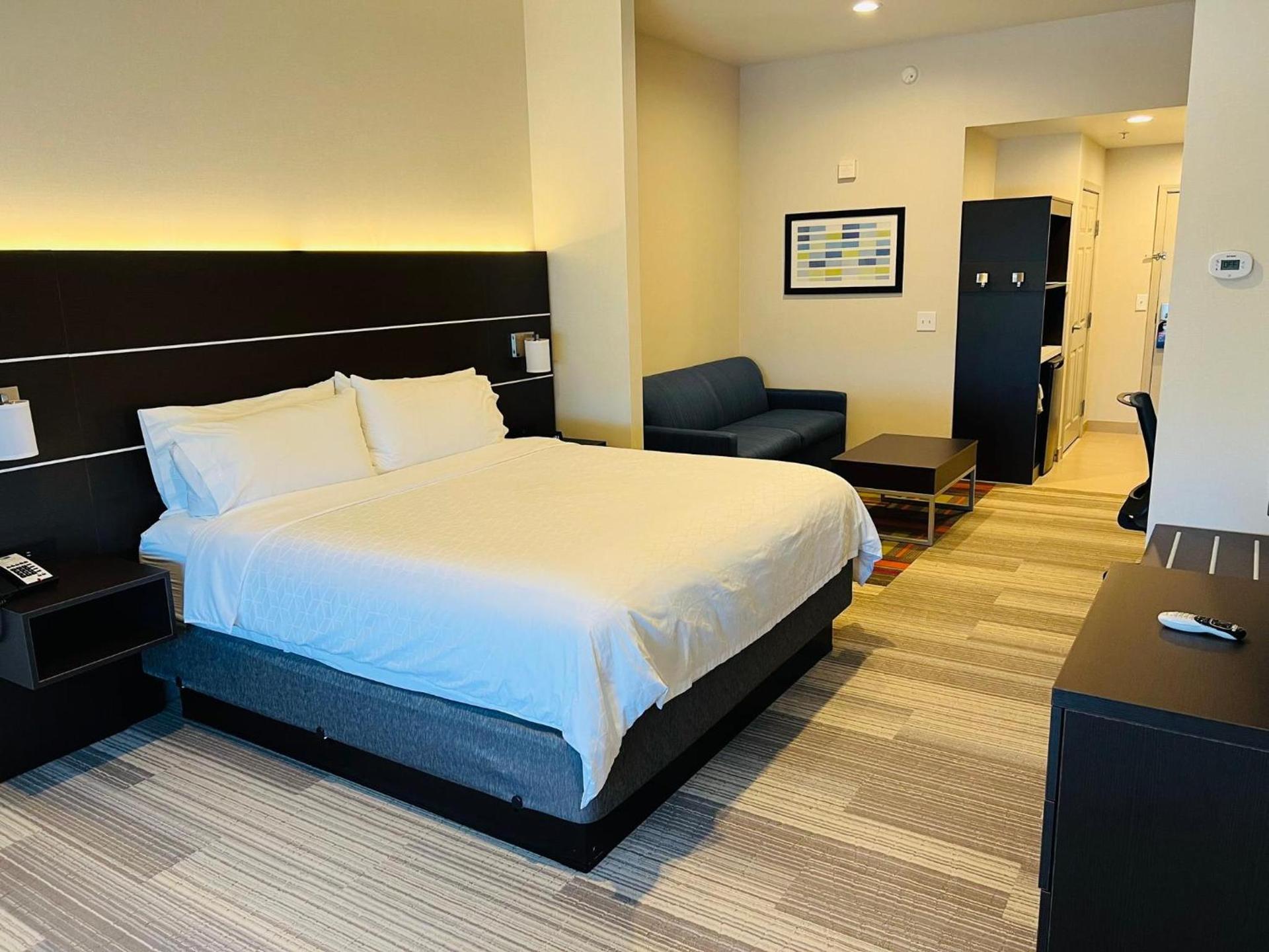Holiday Inn Express & Suites Salinas by IHG photo 20