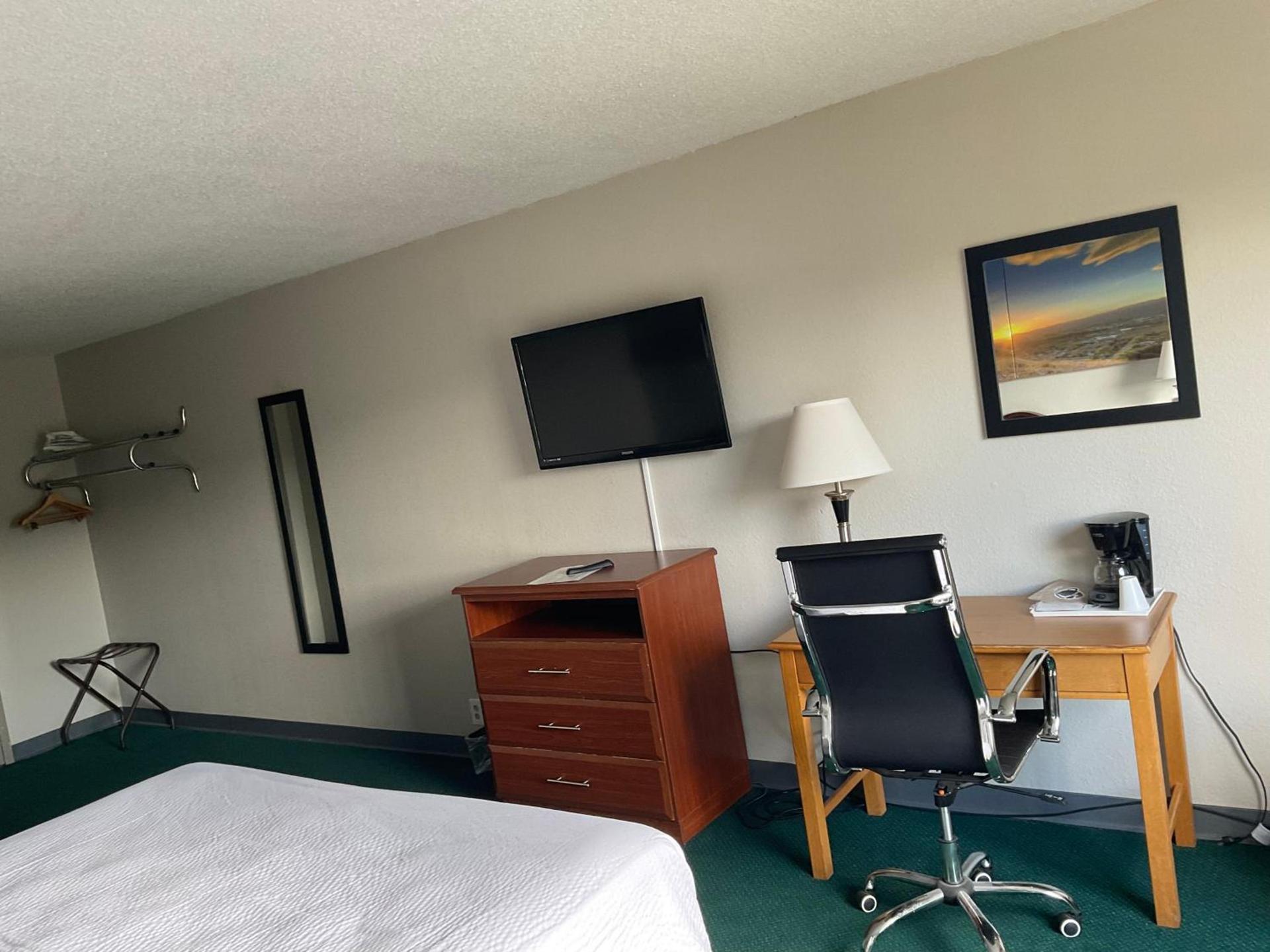 Days Inn by Wyndham Cambridge photo 31