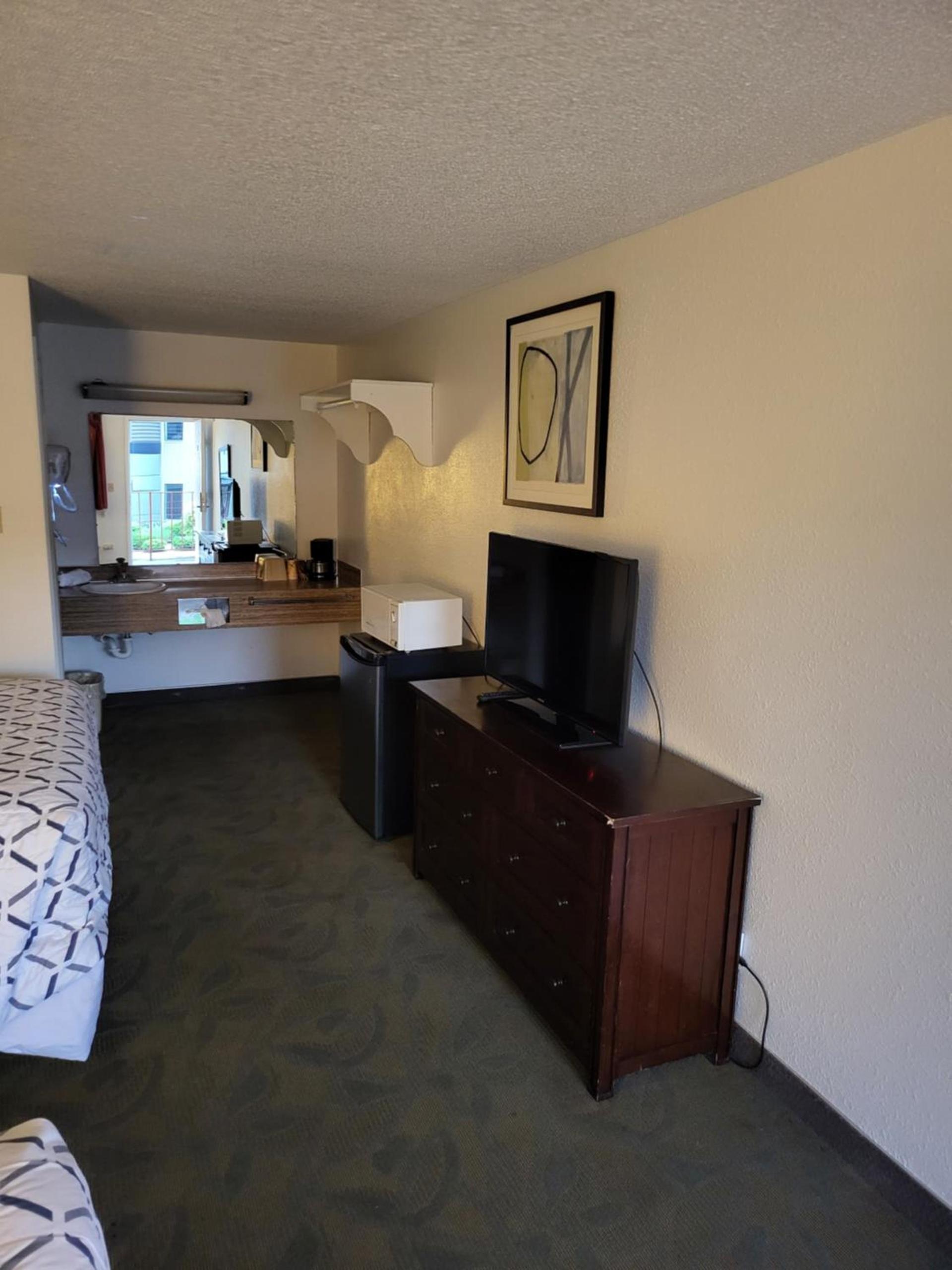 Smokey Point Motor Inn photo 21