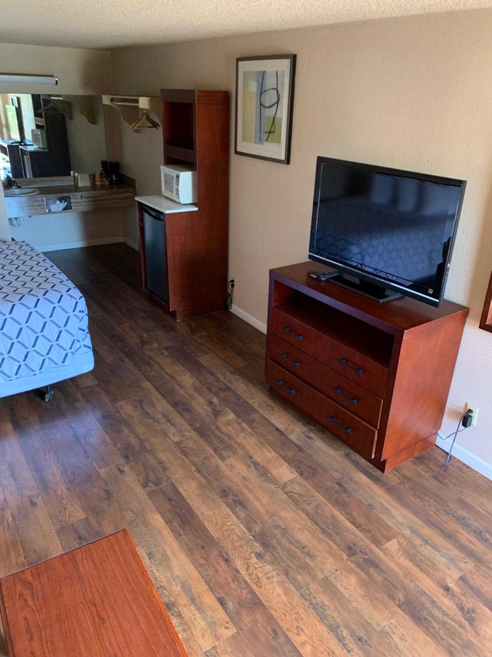 Smokey Point Motor Inn photo 25