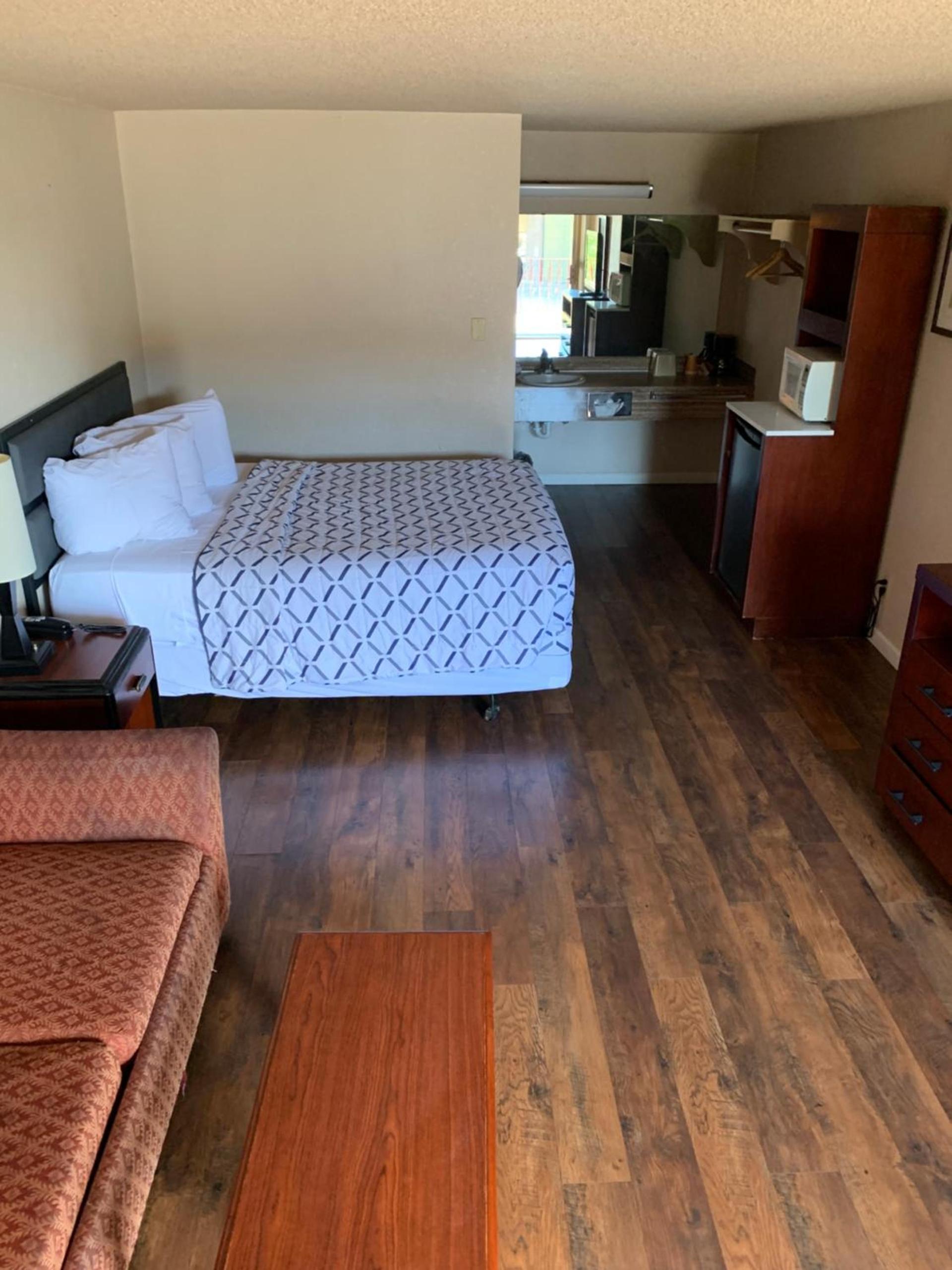 Smokey Point Motor Inn photo 24