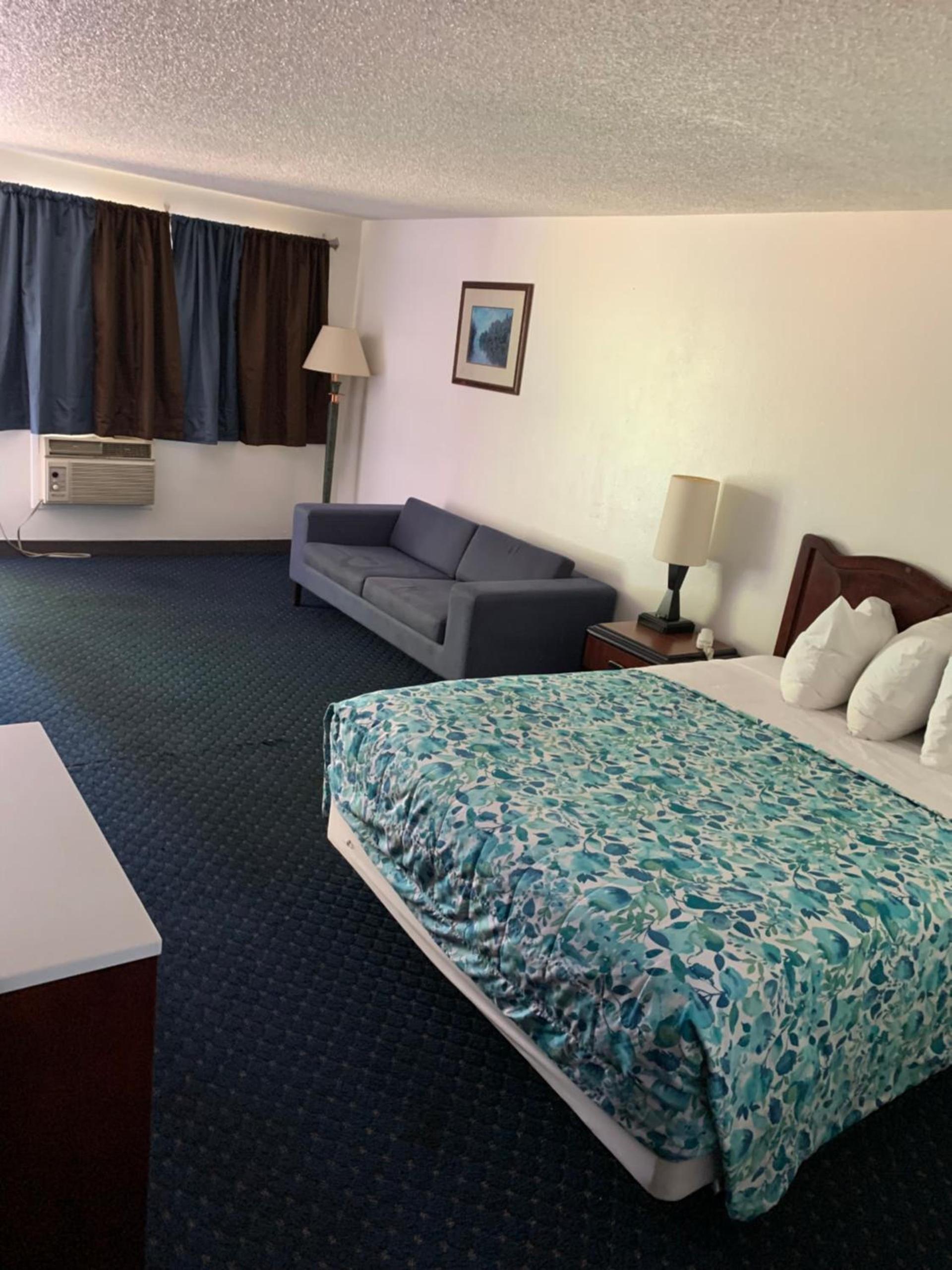 Smokey Point Motor Inn photo 41