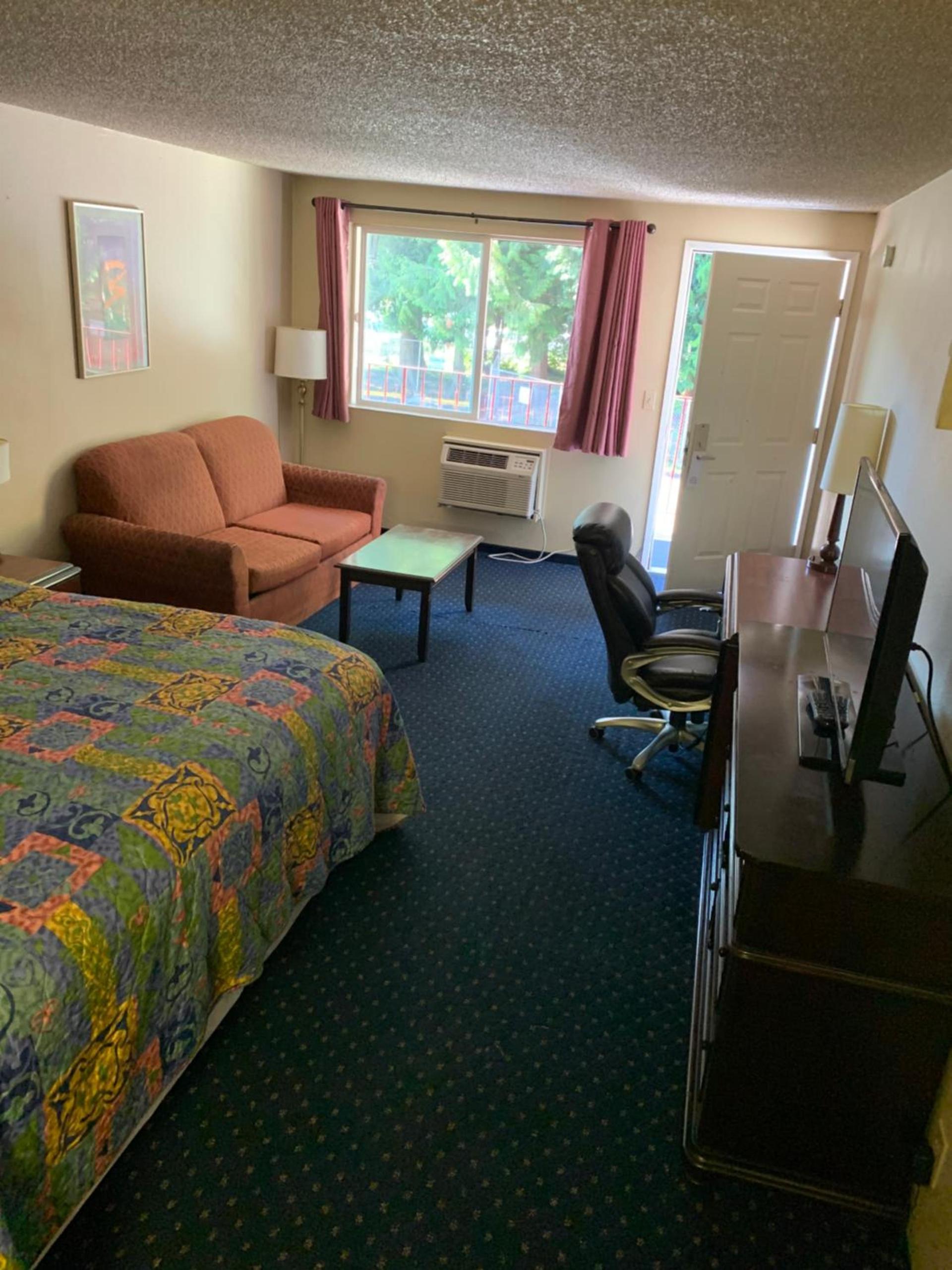 Smokey Point Motor Inn photo 30