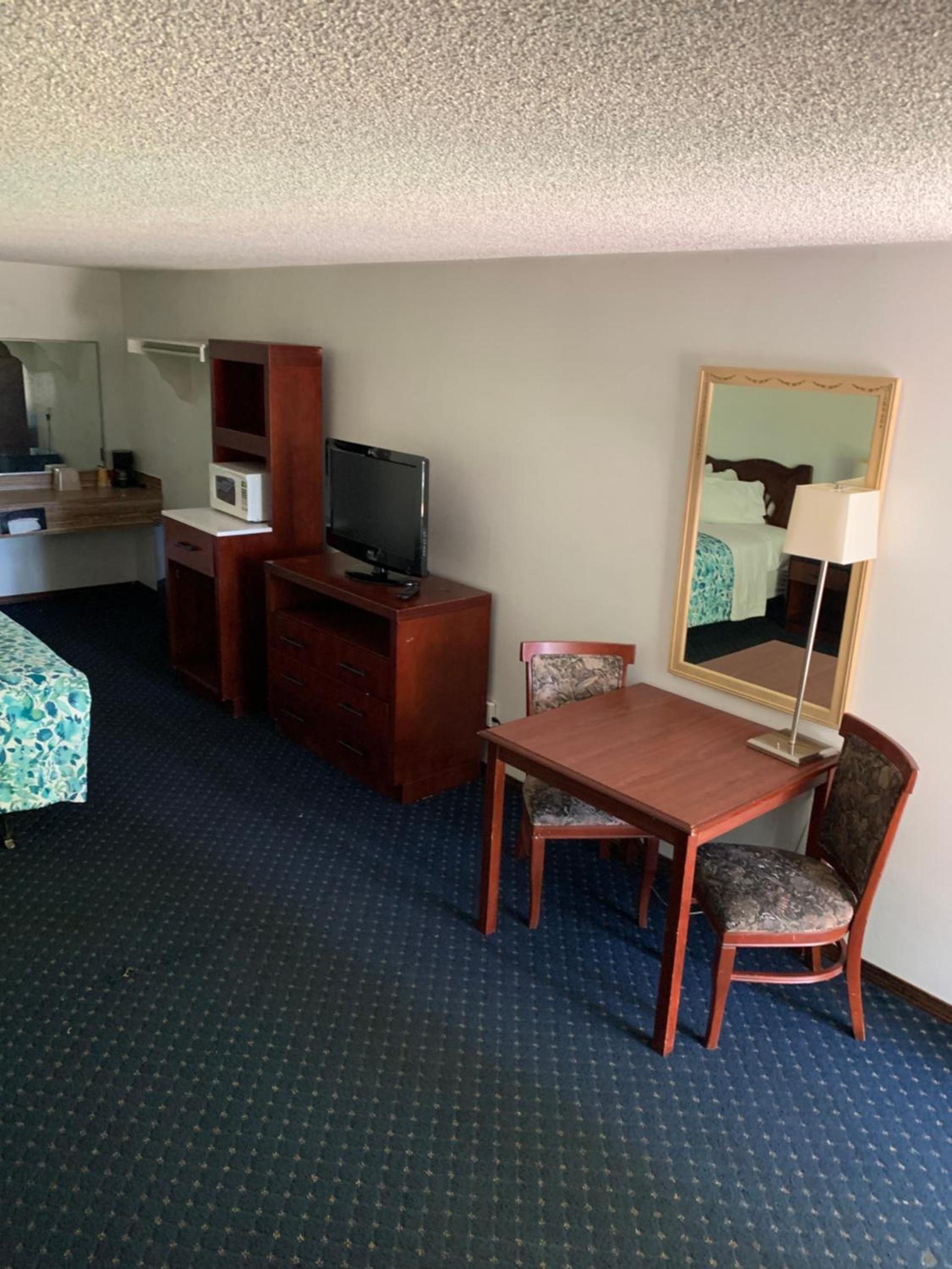 Smokey Point Motor Inn photo 39