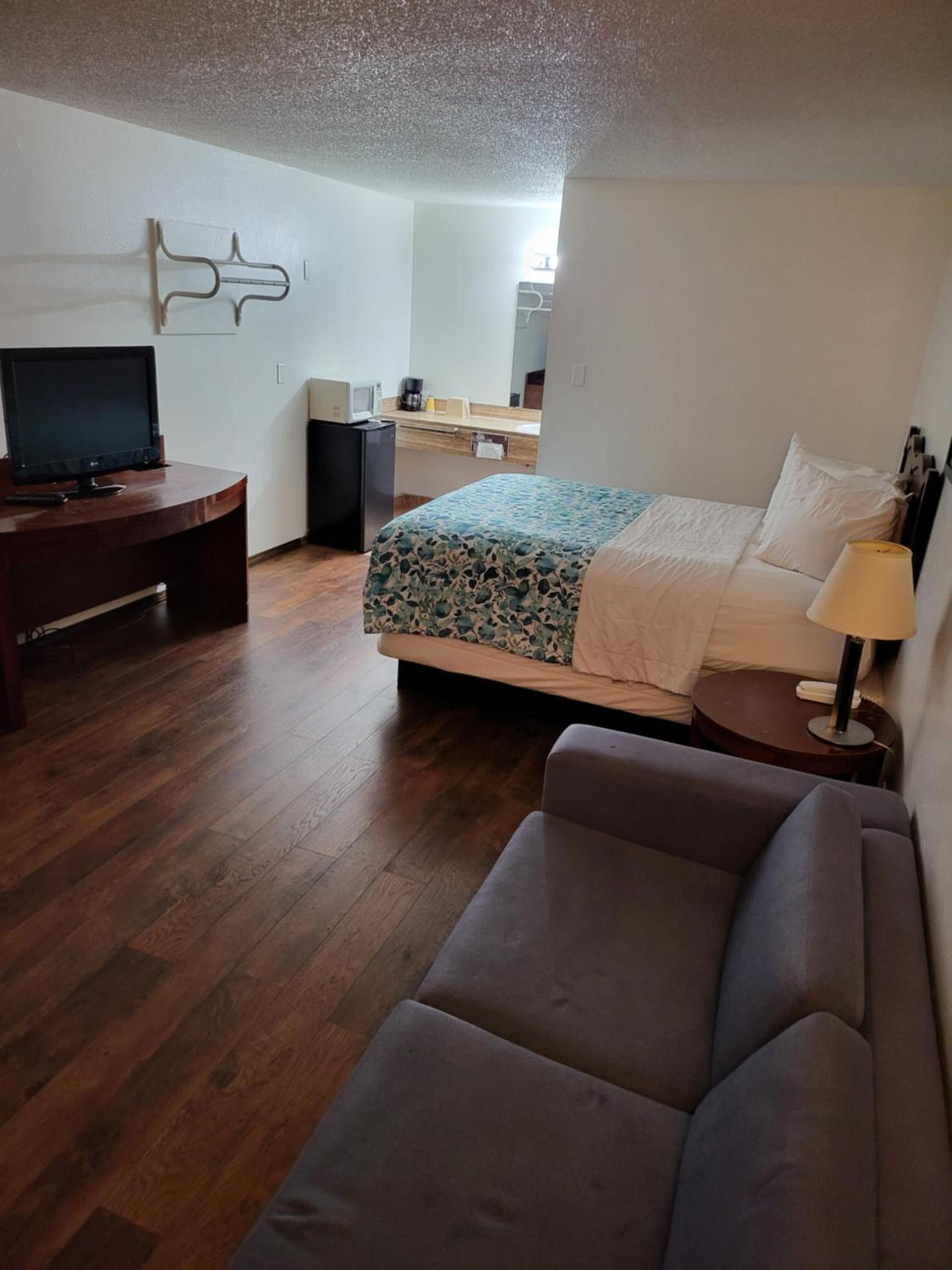 Smokey Point Motor Inn photo 40