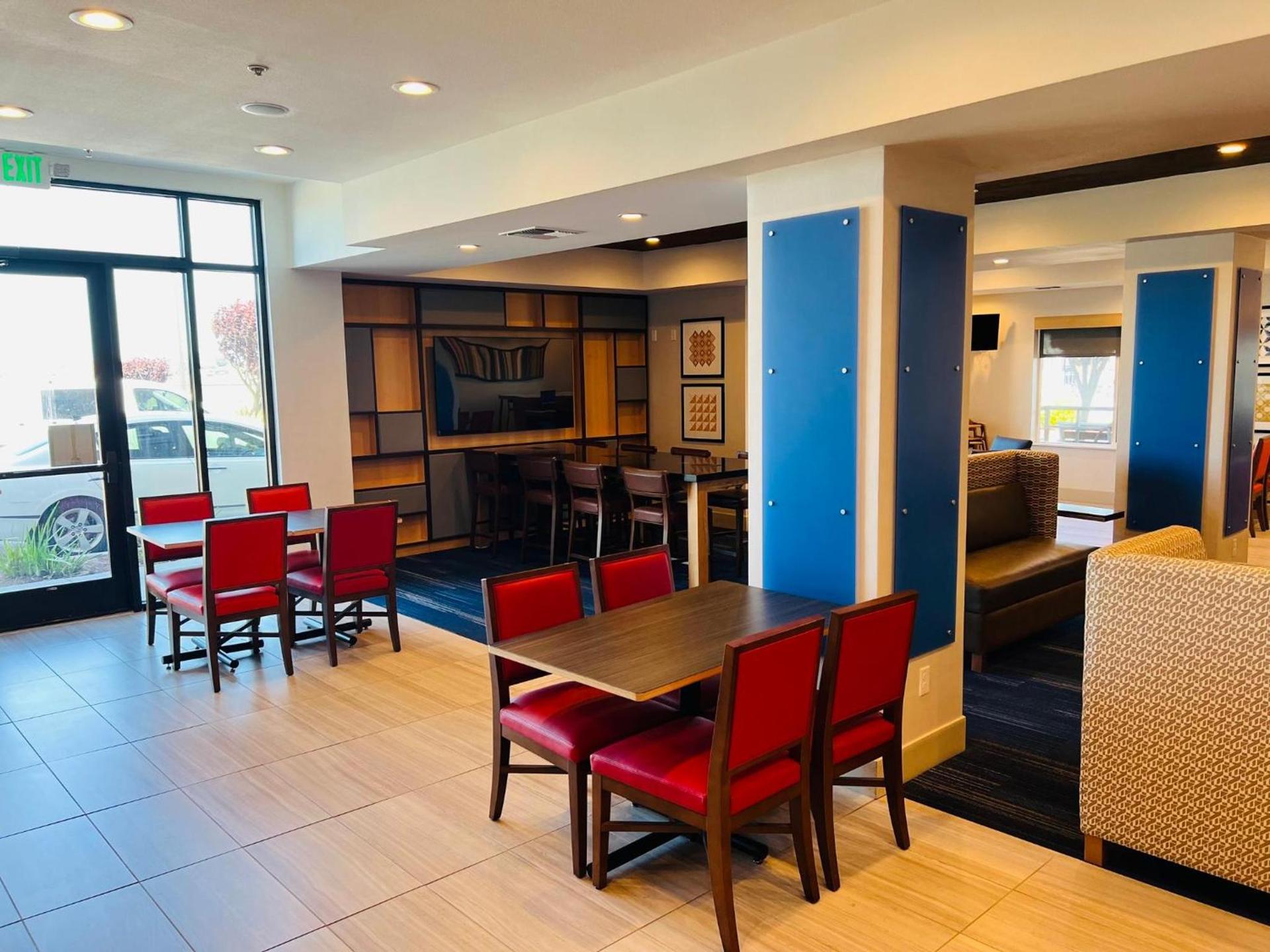 Holiday Inn Express & Suites Salinas by IHG photo 6