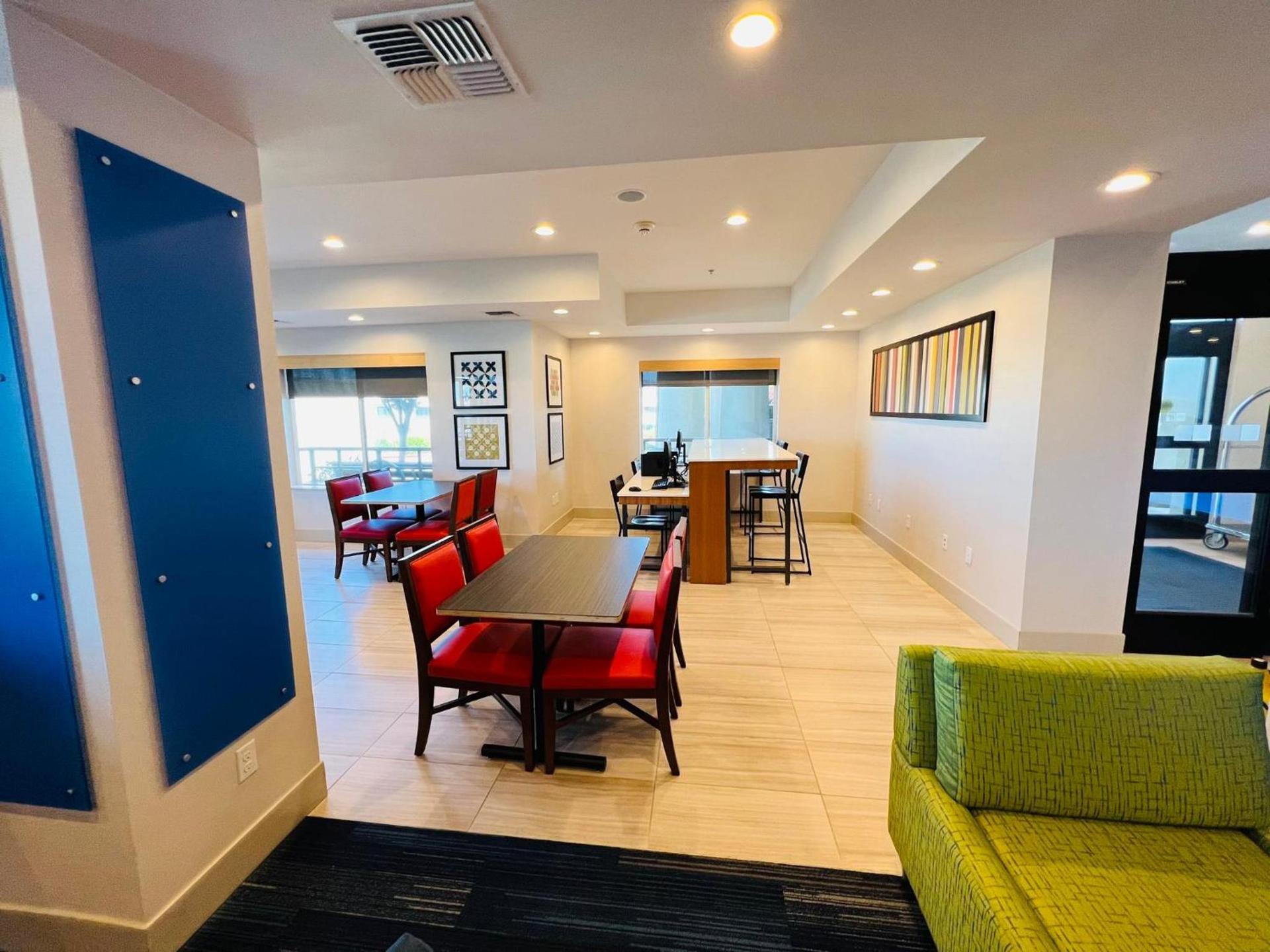 Holiday Inn Express & Suites Salinas by IHG photo 8