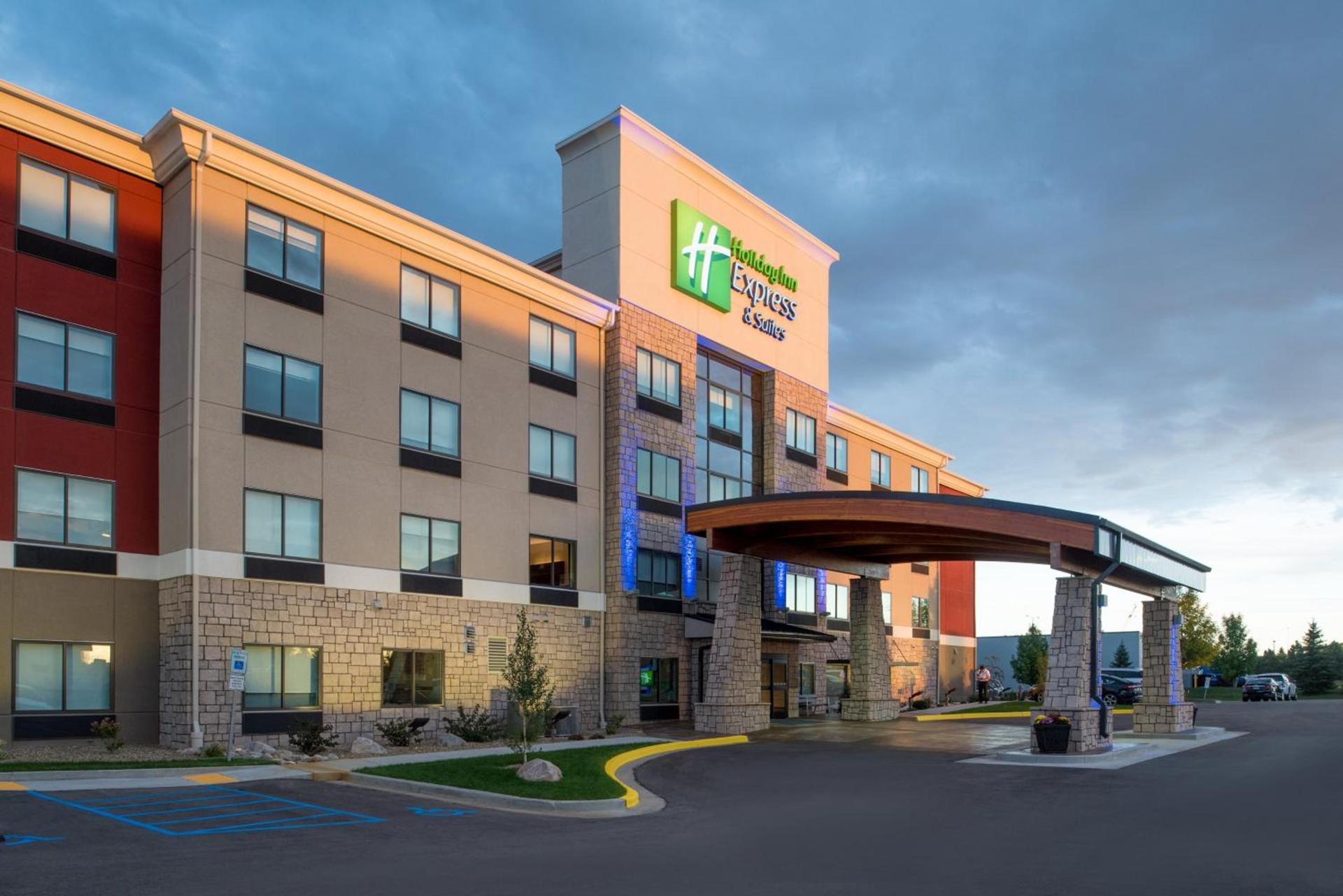 Holiday Inn Express Hotel & Suites Bismarck by IHG photo 1