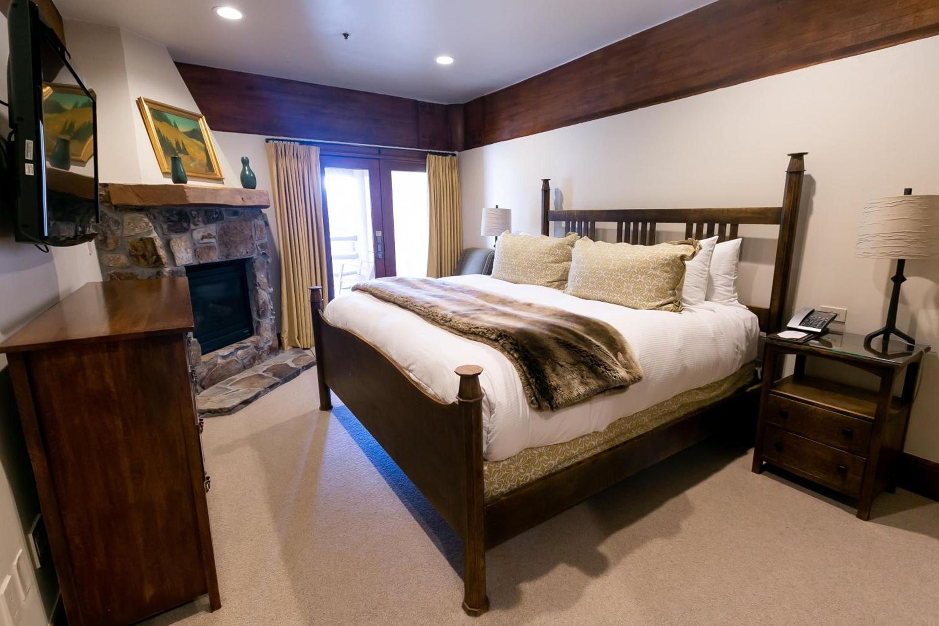 Deluxe King Room with Fireplace Hotel Room photo 1