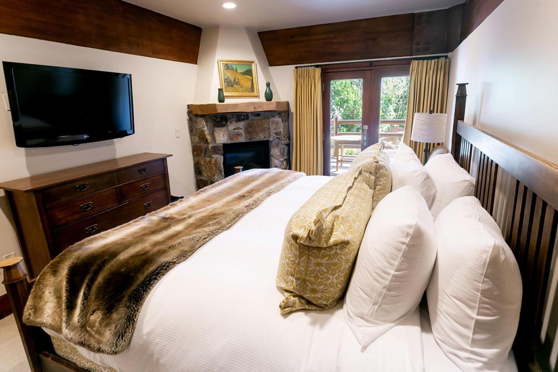 Deluxe King Room with Fireplace Hotel Room photo 3