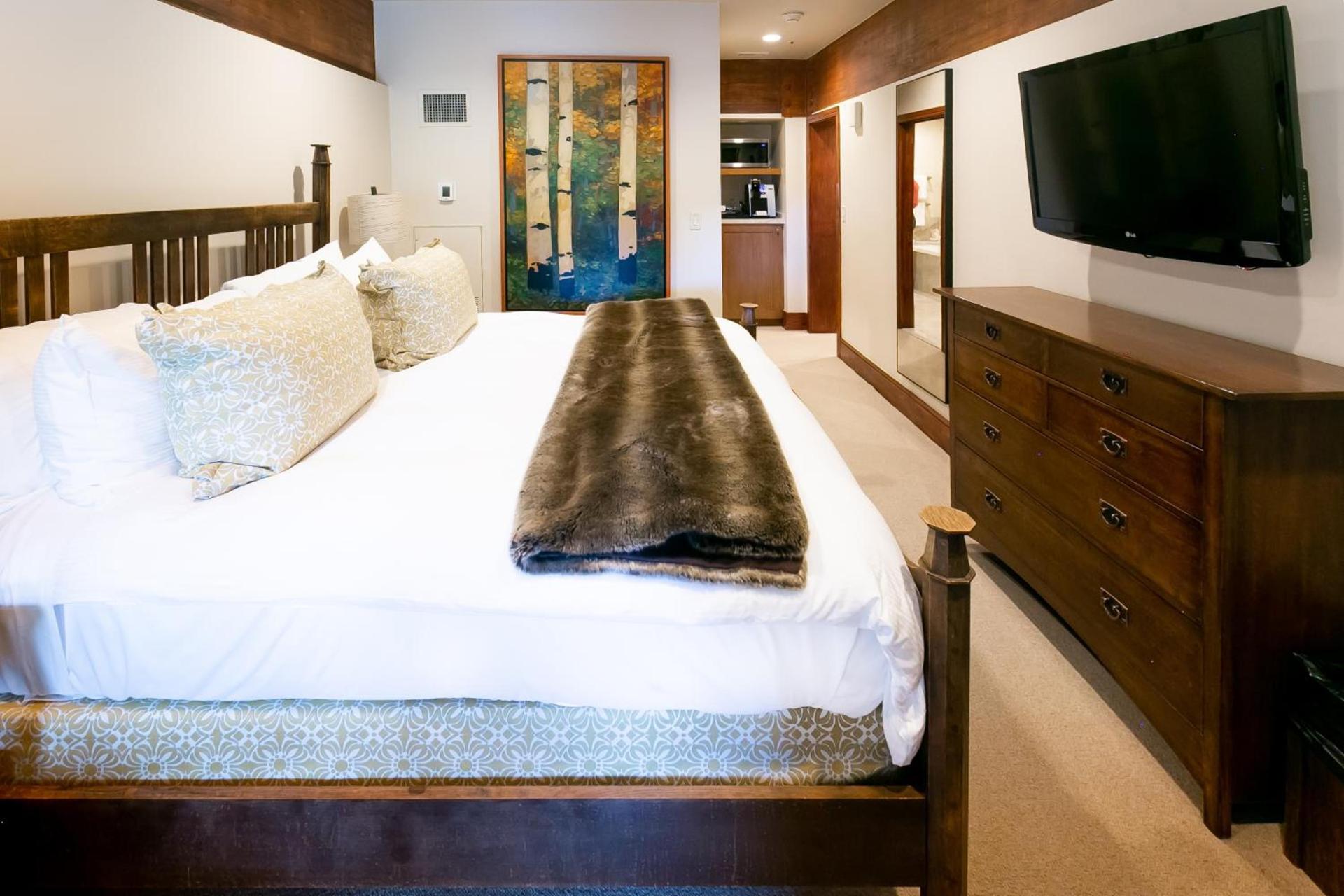Deluxe King Room with Fireplace Hotel Room photo 6