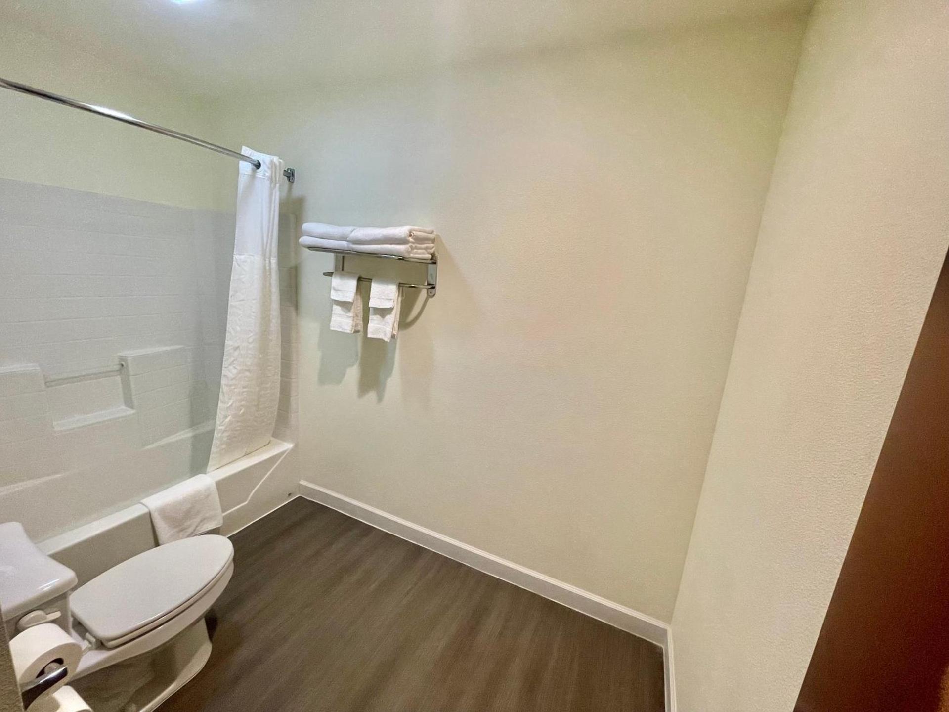 FairBridge Inn & Suites Cuero photo 14