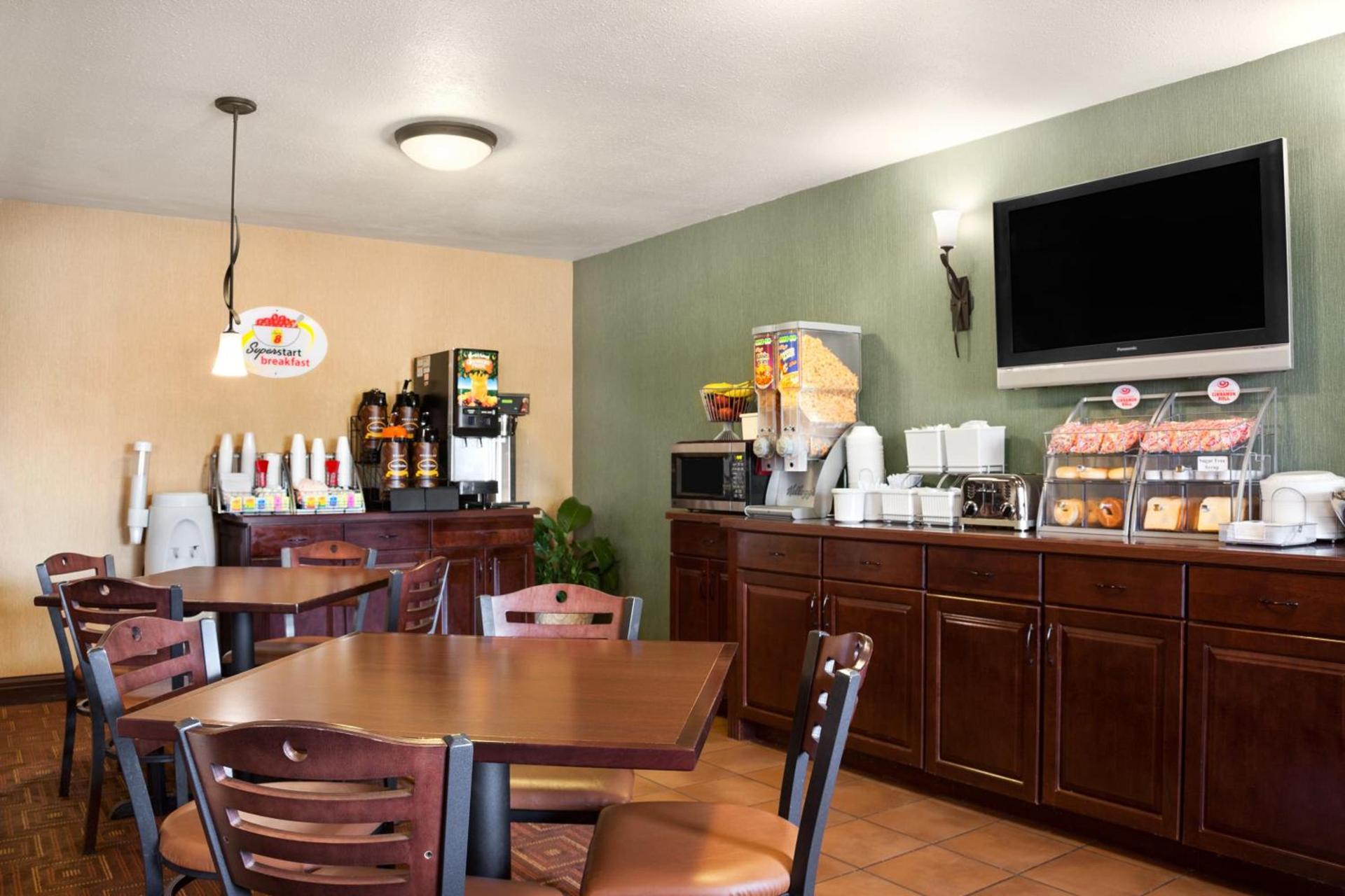 Super 8 by Wyndham Fairview Heights-St. Louis photo 10