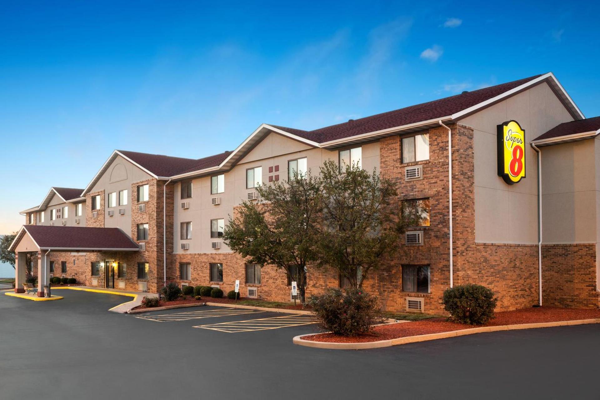 Super 8 by Wyndham Fairview Heights-St. Louis photo 12