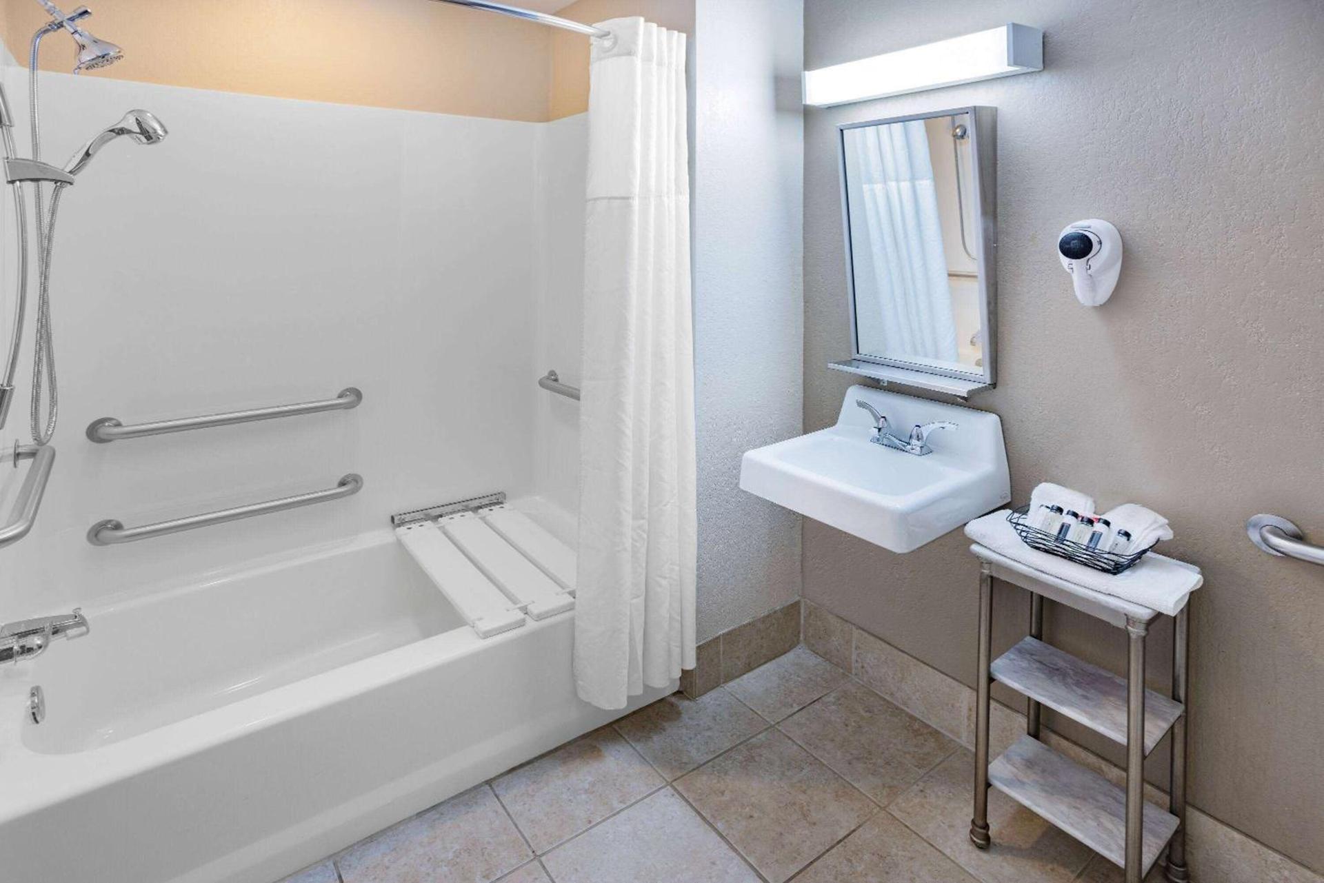 Microtel Inn & Suites by Wyndham Johnstown photo 14