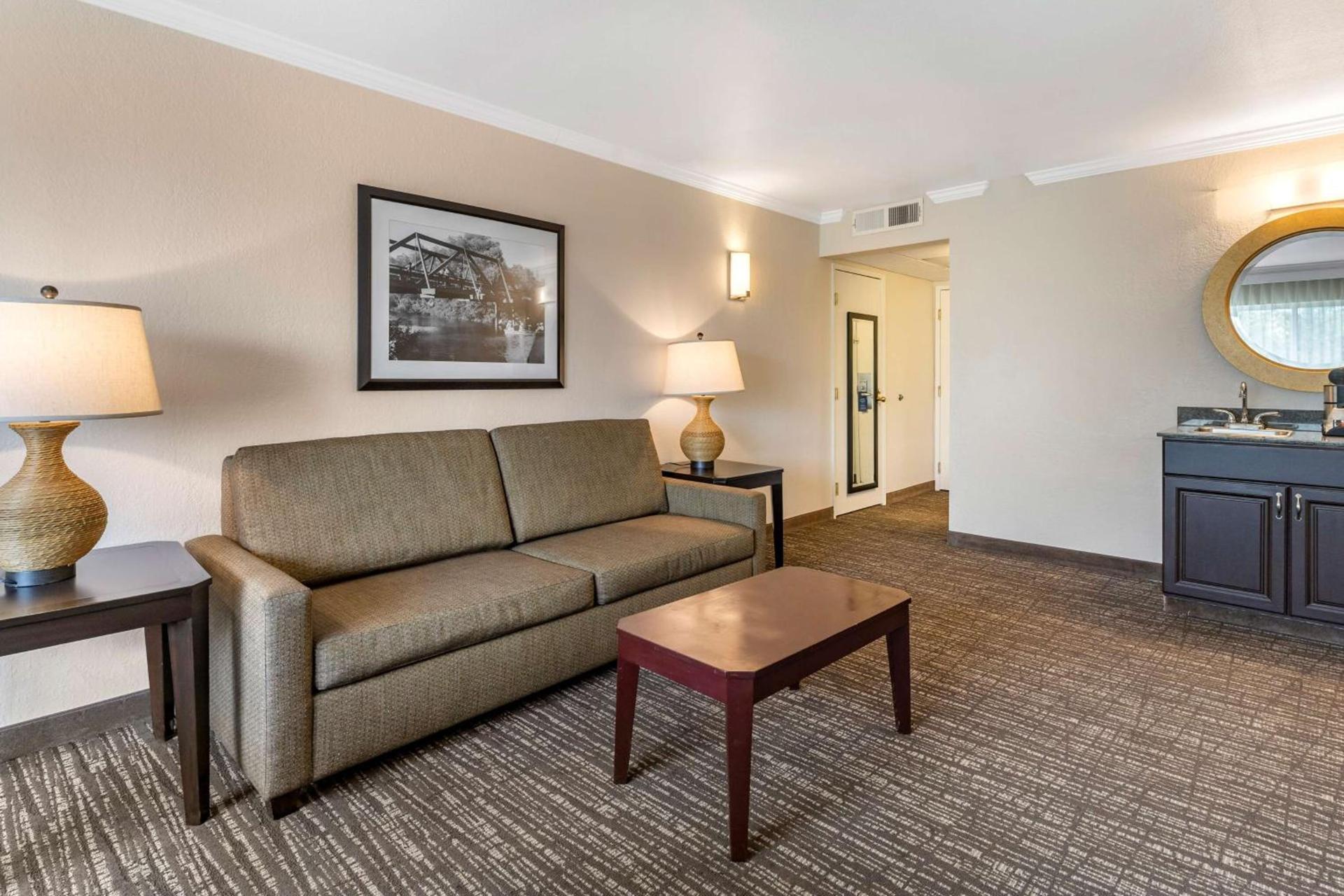 Best Western Plus Garden Court Inn photo 14