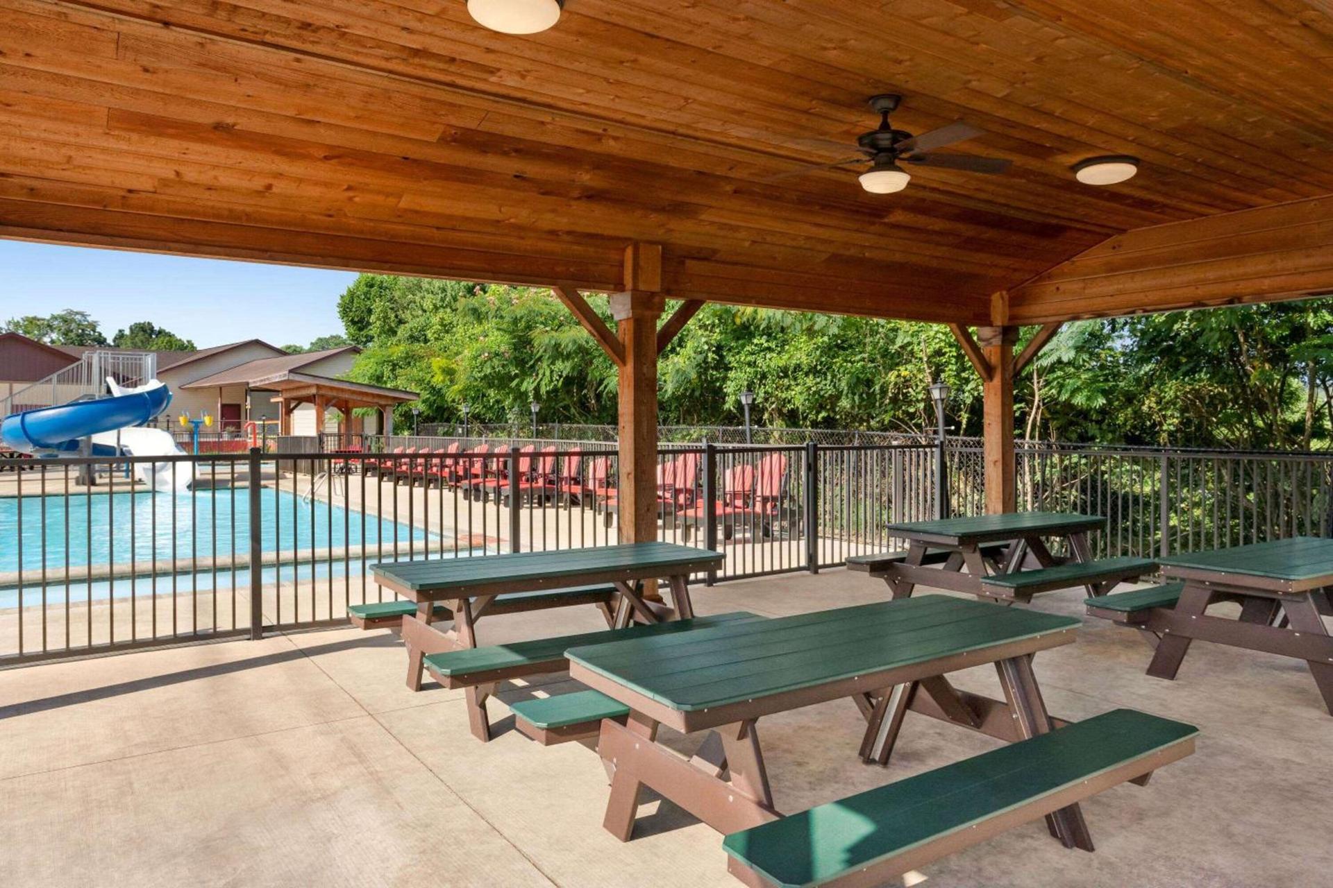 Howard Johnson by Wyndham Pigeon Forge photo 17