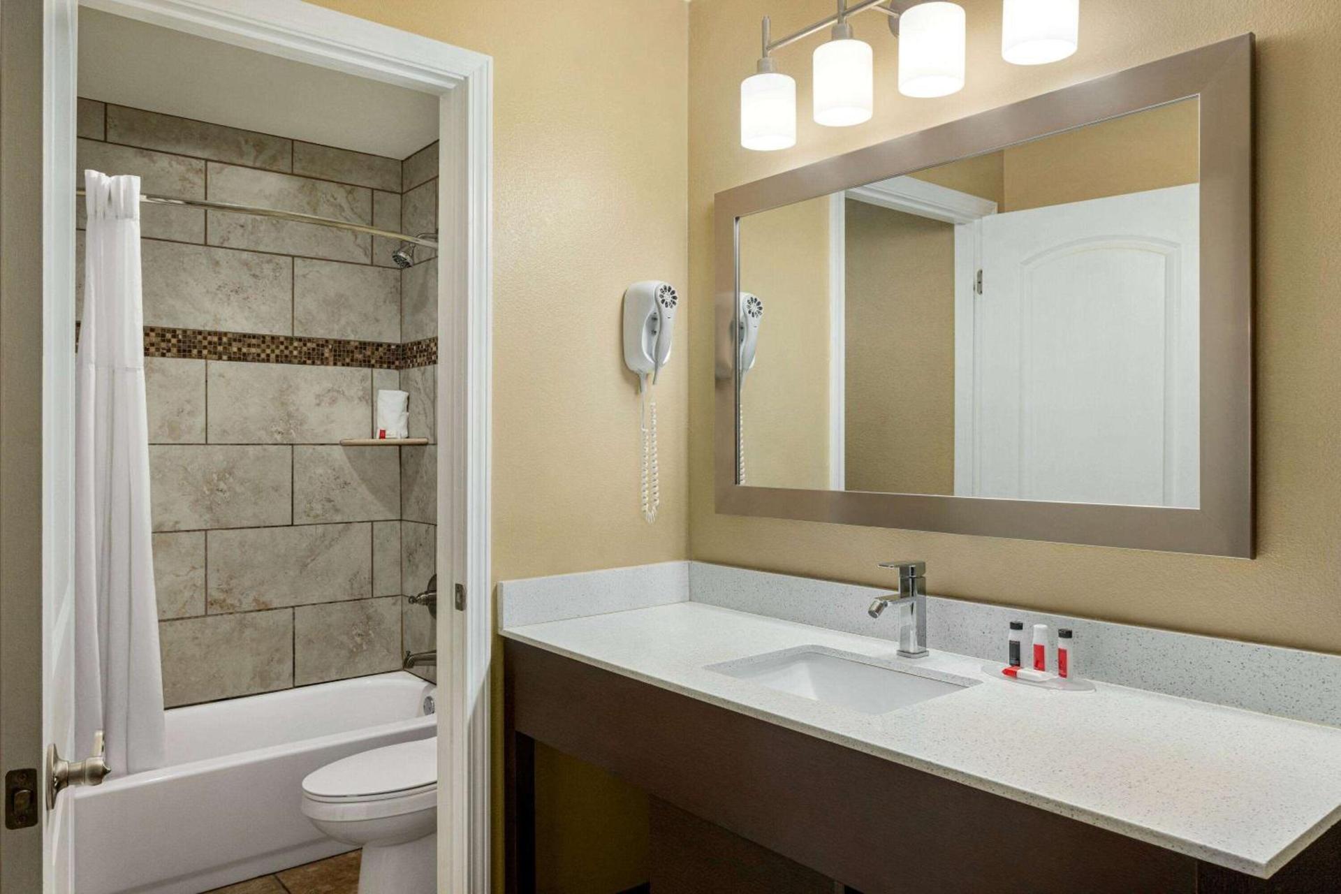 Howard Johnson by Wyndham Pigeon Forge photo 25
