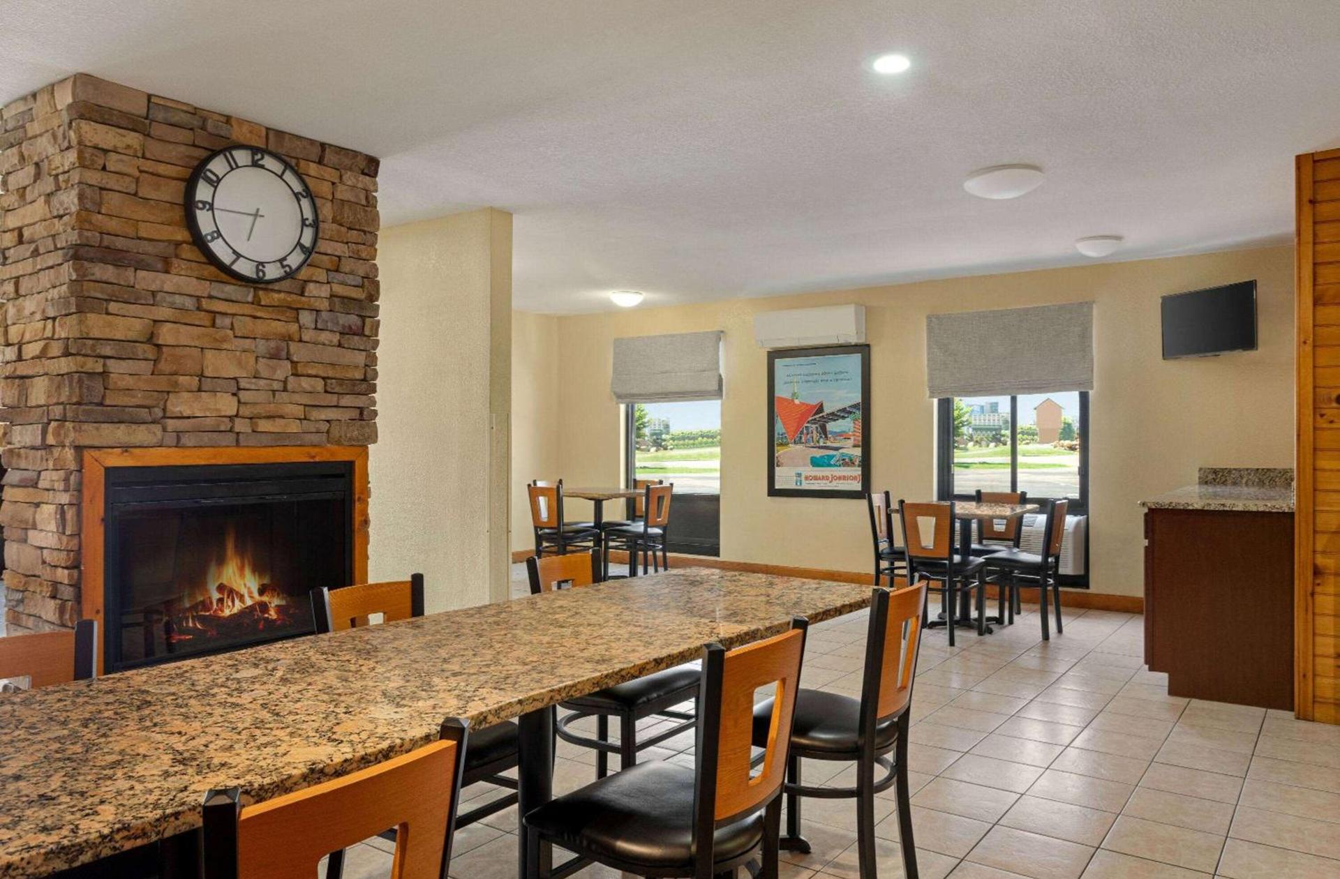Howard Johnson by Wyndham Pigeon Forge photo 43