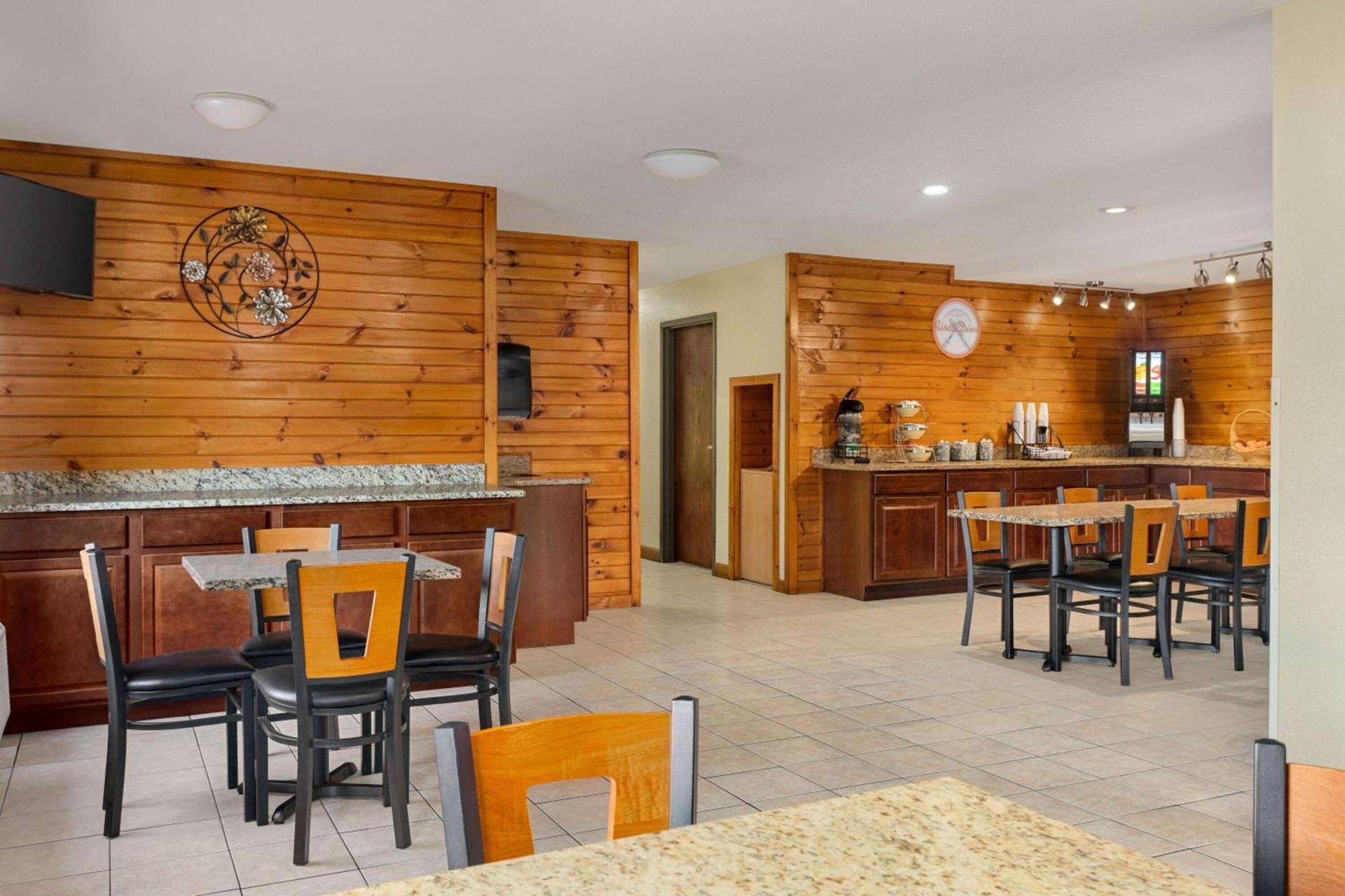 Howard Johnson by Wyndham Pigeon Forge photo 44