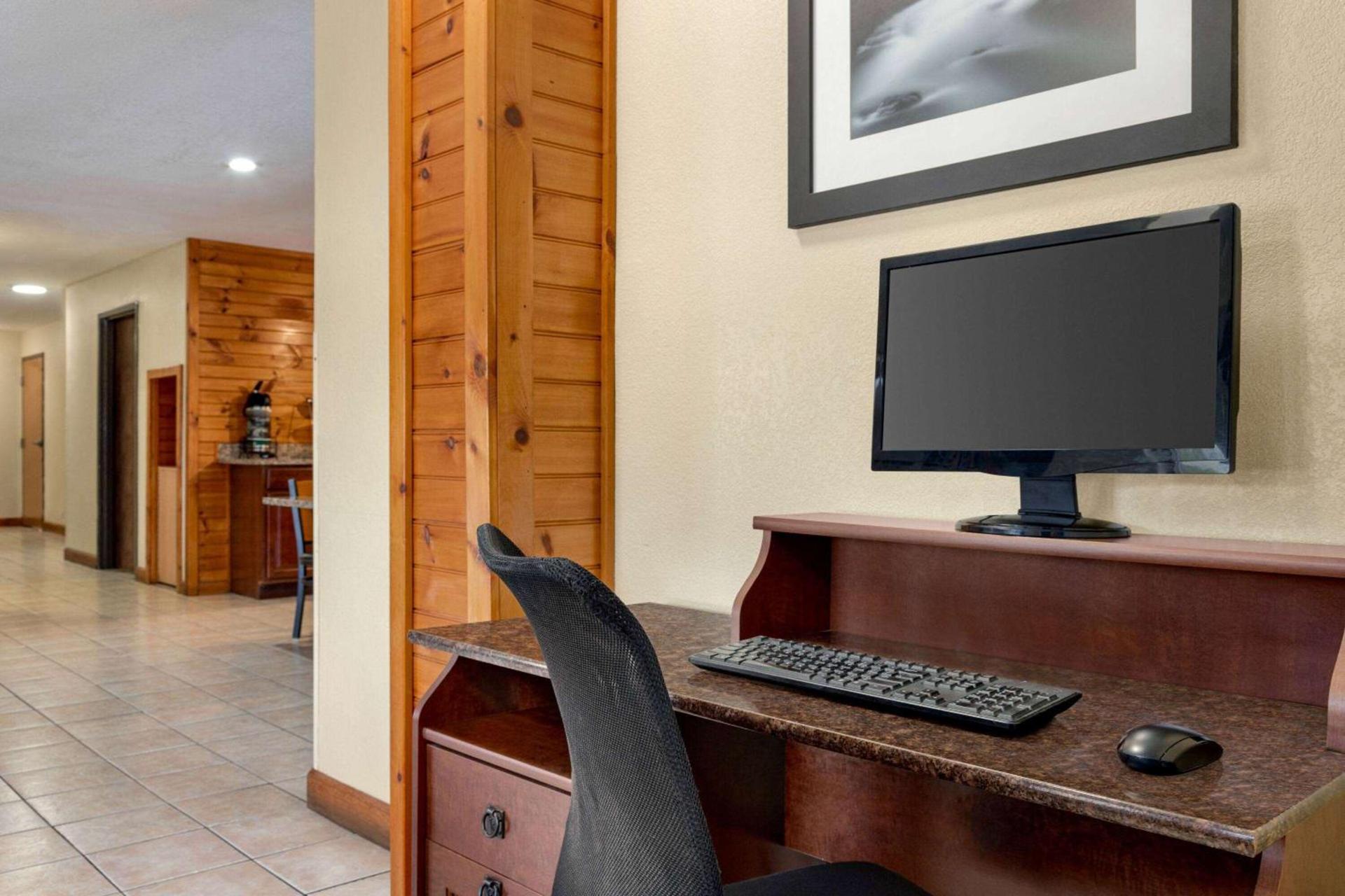 Howard Johnson by Wyndham Pigeon Forge photo 47