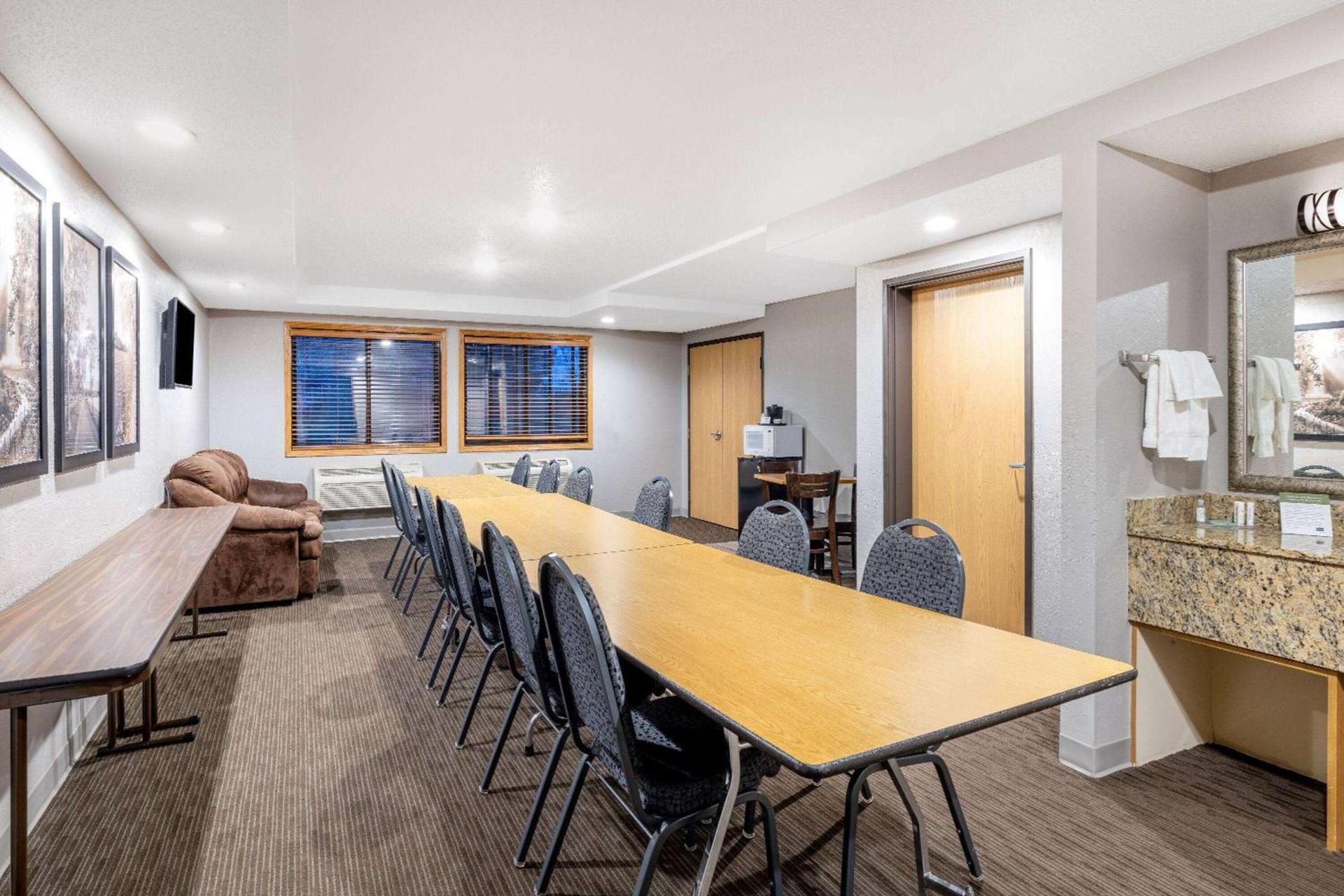 AmericInn by Wyndham Dickinson photo 16